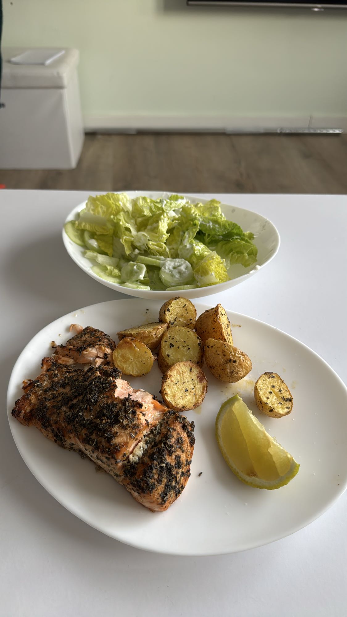 Łosoś z ziemniakami i sałatą