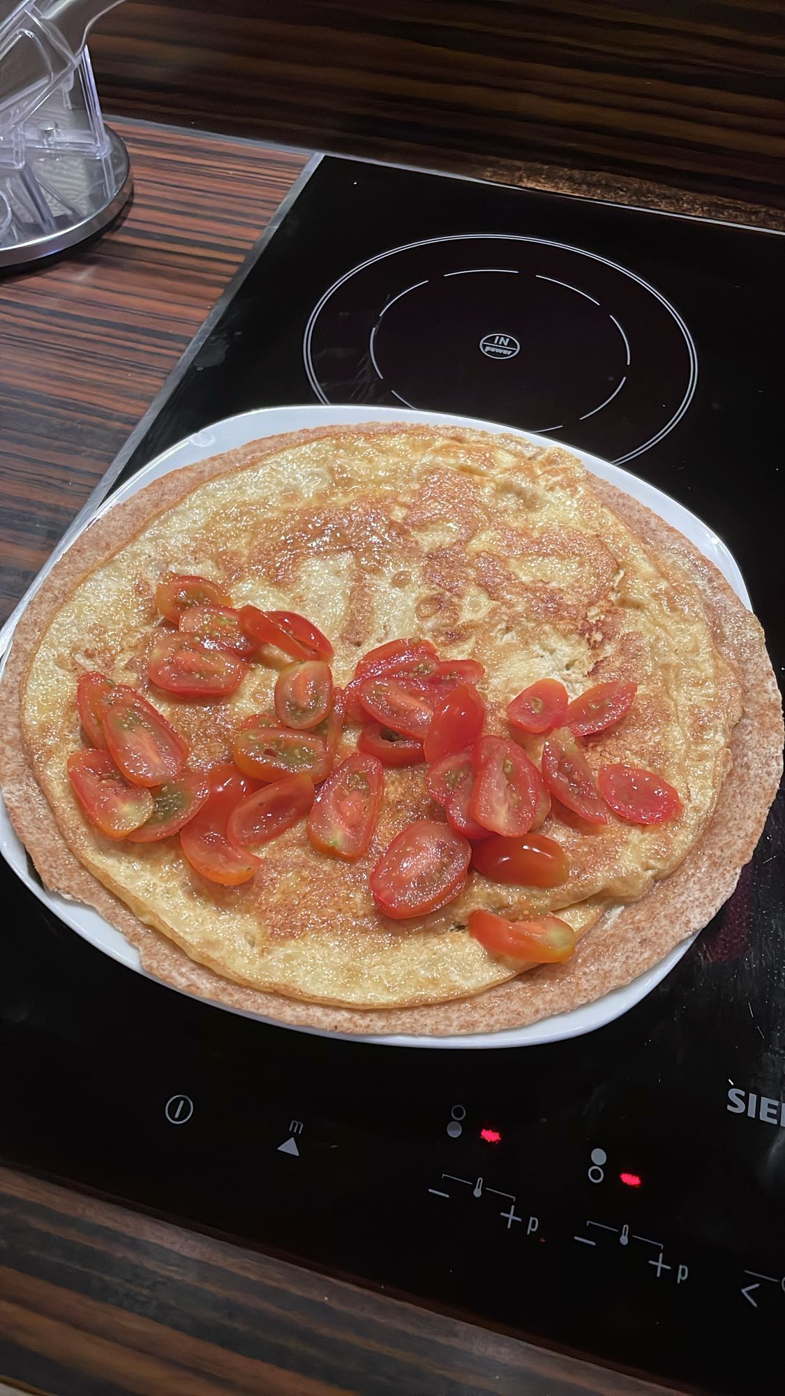 Omelet met tomaat op wrap