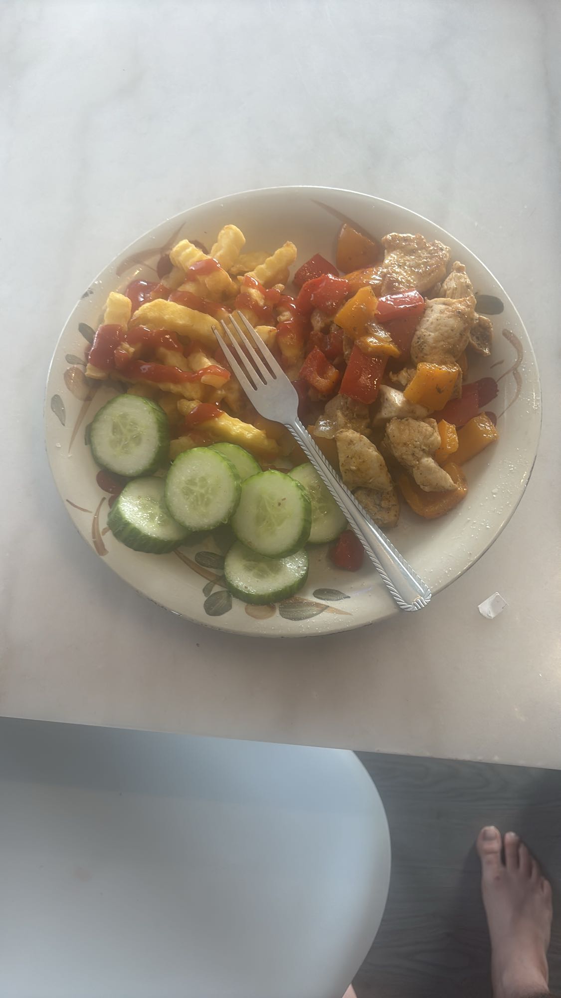 Poulet, frites et concombre