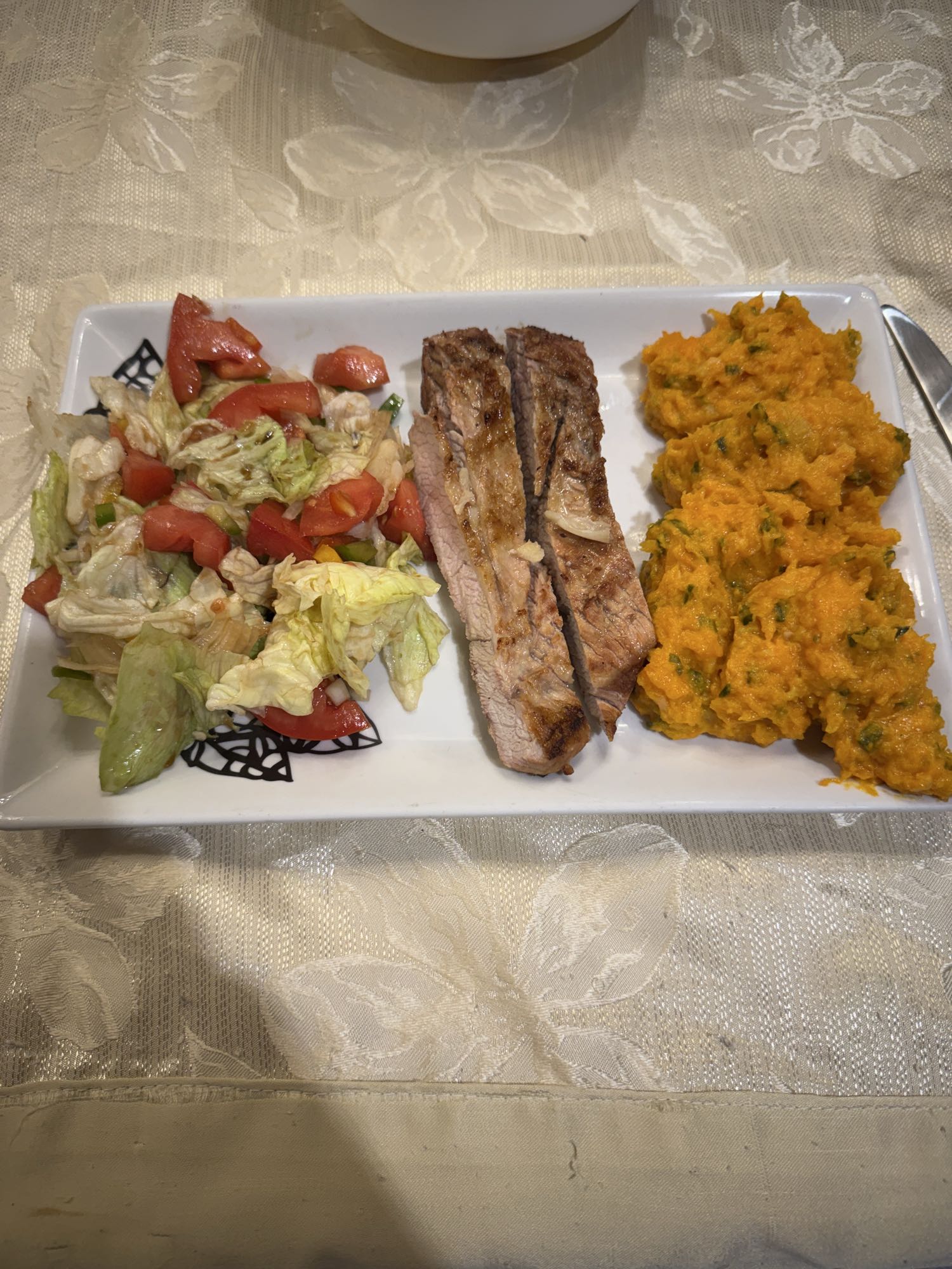 Cerdo, puré y ensalada