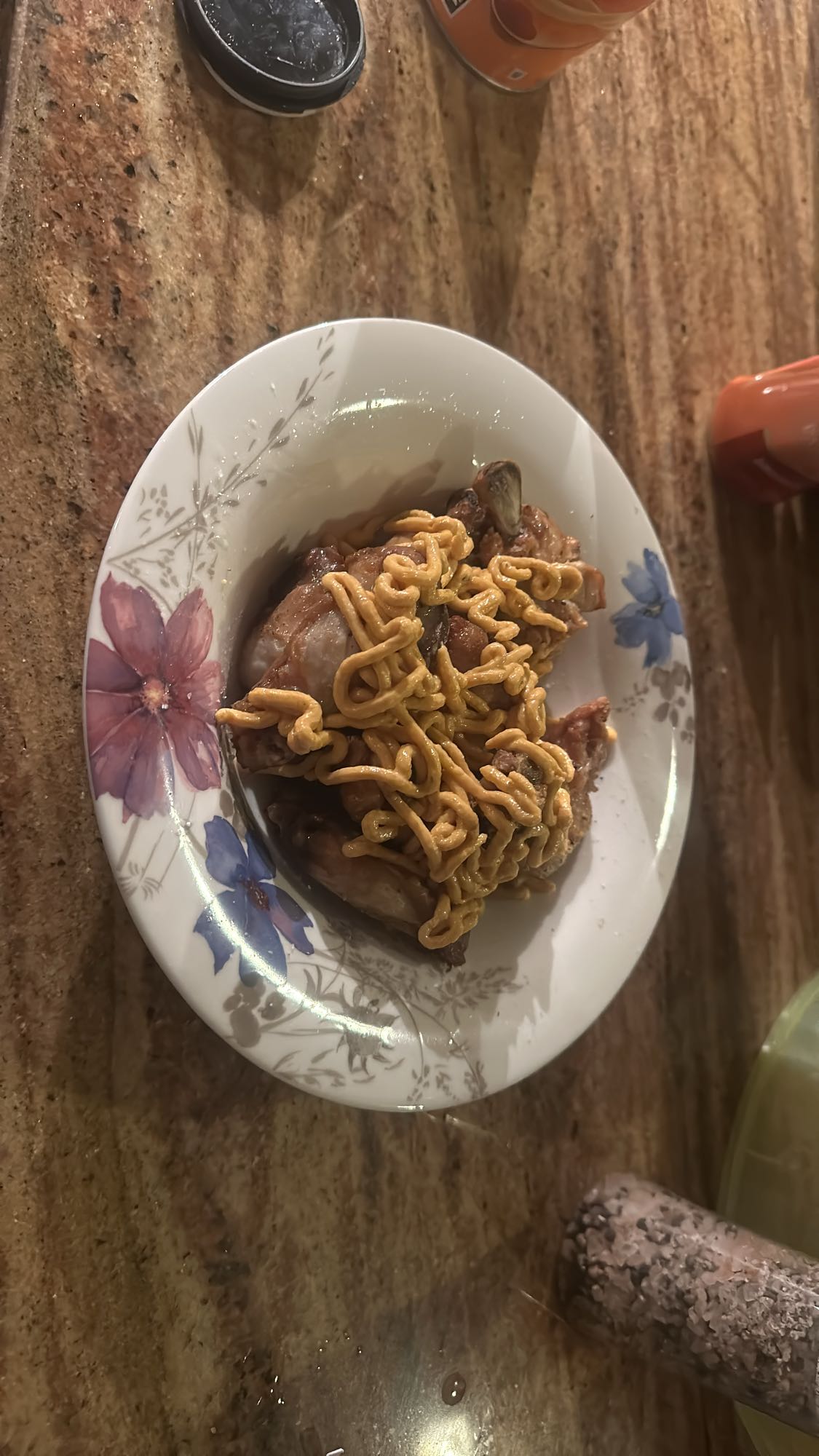 Pollo con fideos instantáneos