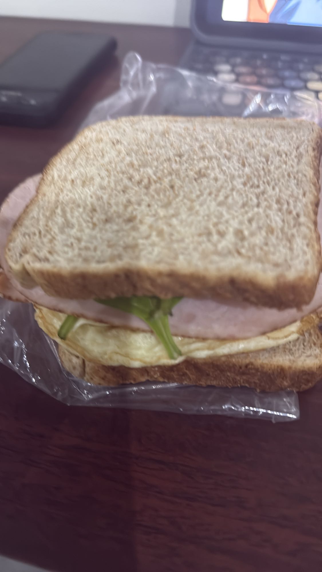Sándwich de jamón y huevo
