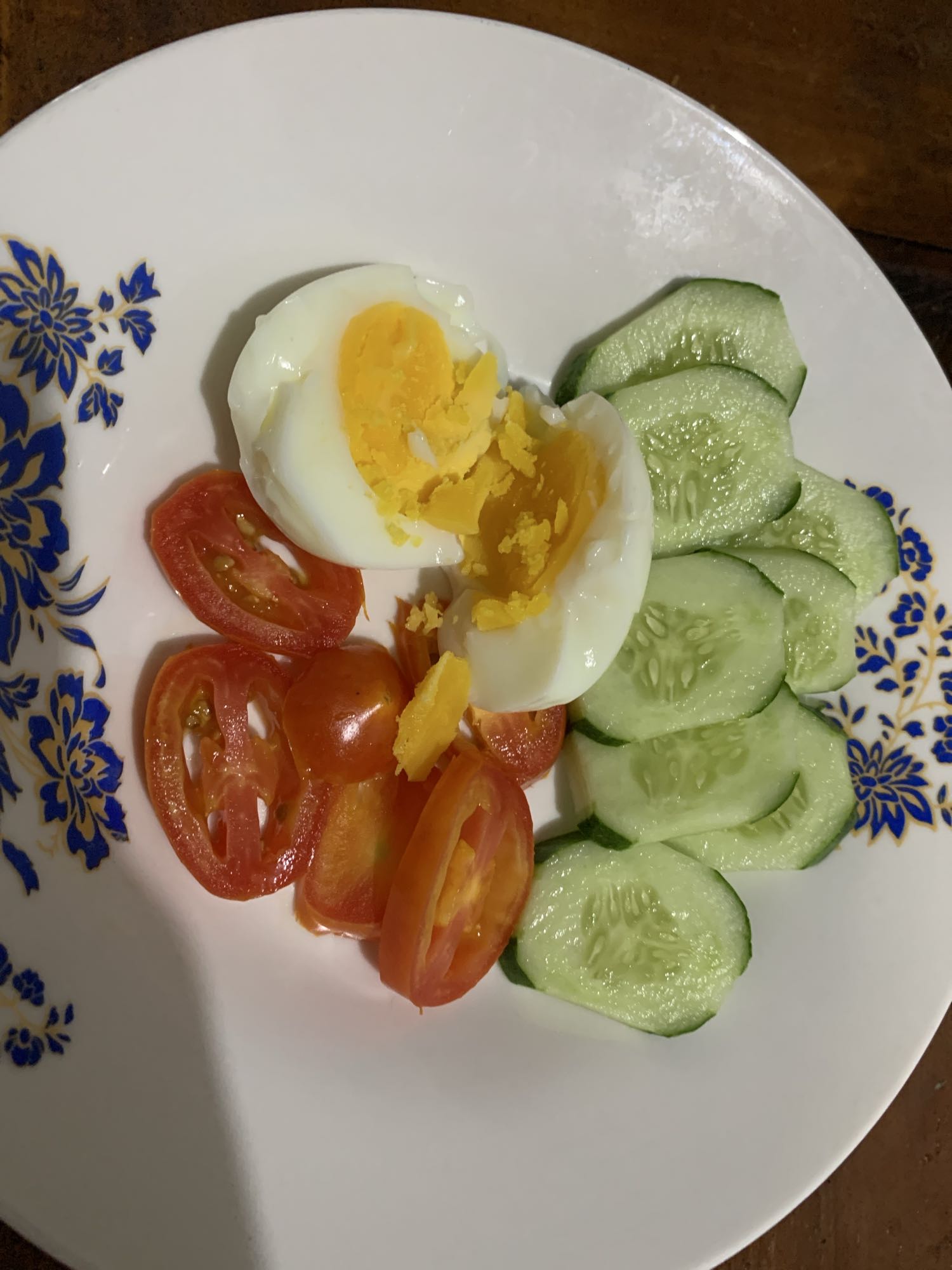 Telur rebus, tomat, mentimun