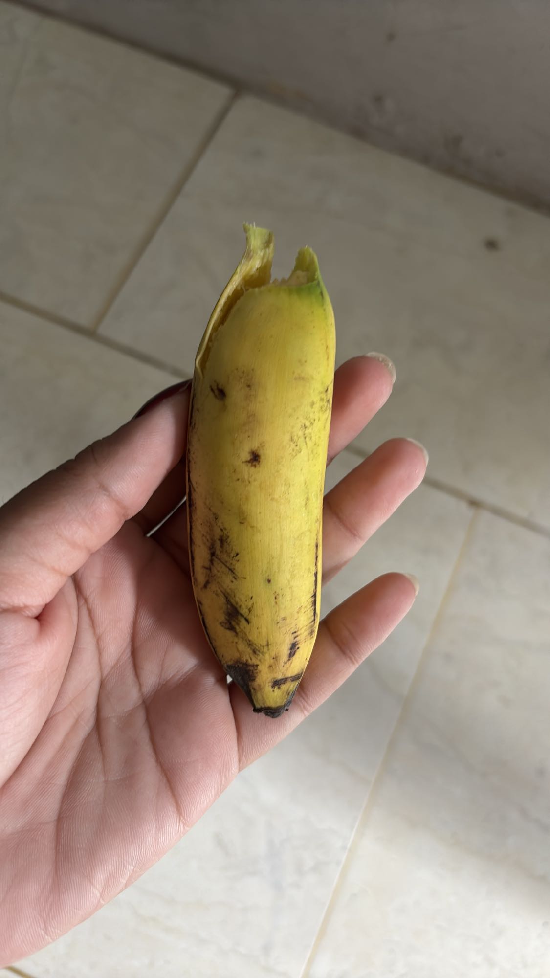 Pisang kecil kupas