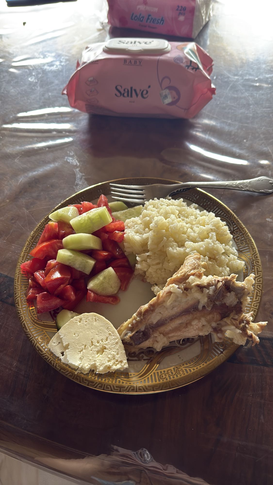 Курица с рисом и салатом