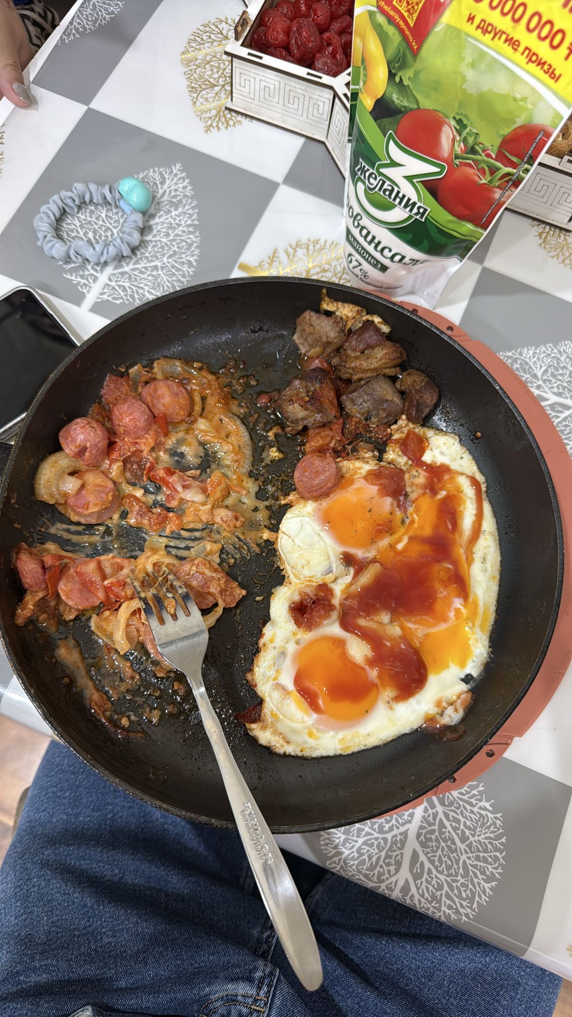 Яичница с колбасой и мясом