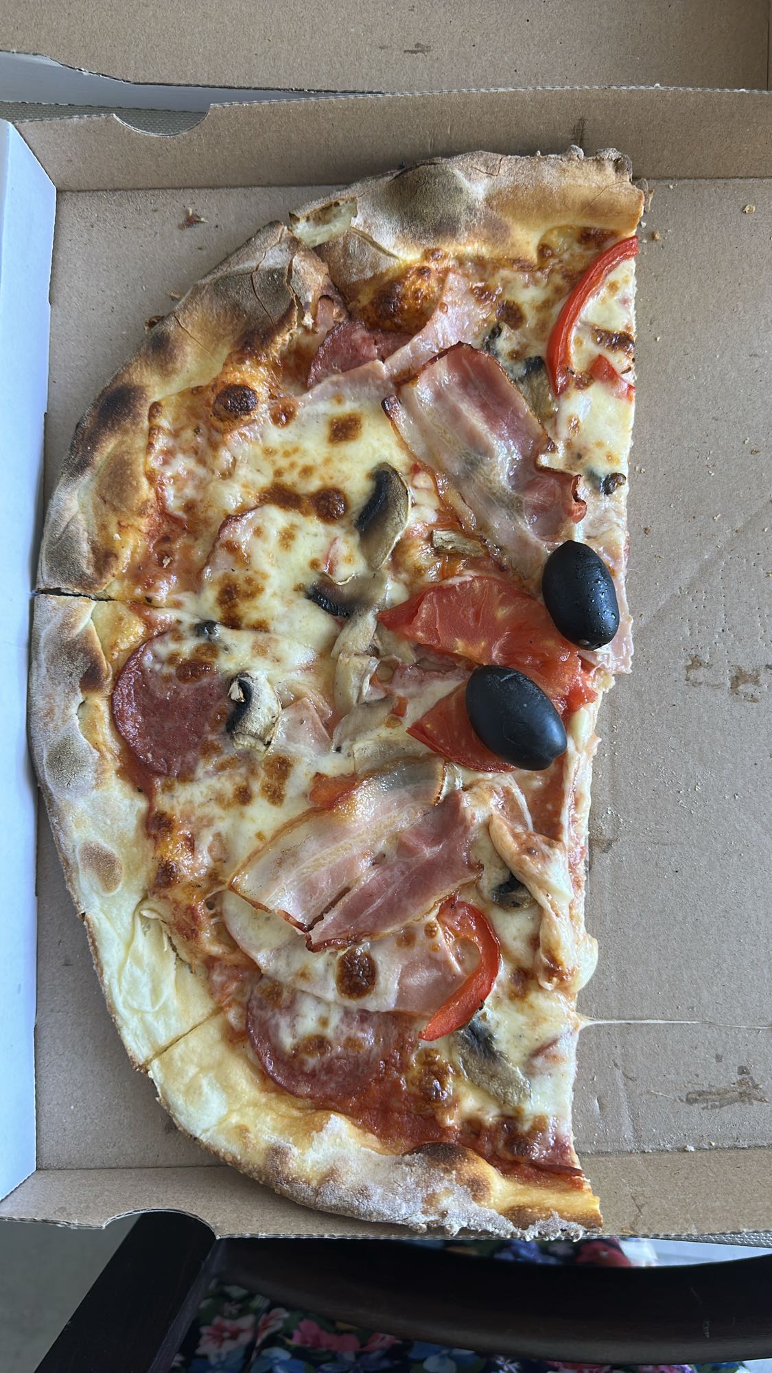 Pizza cu șuncă și legume