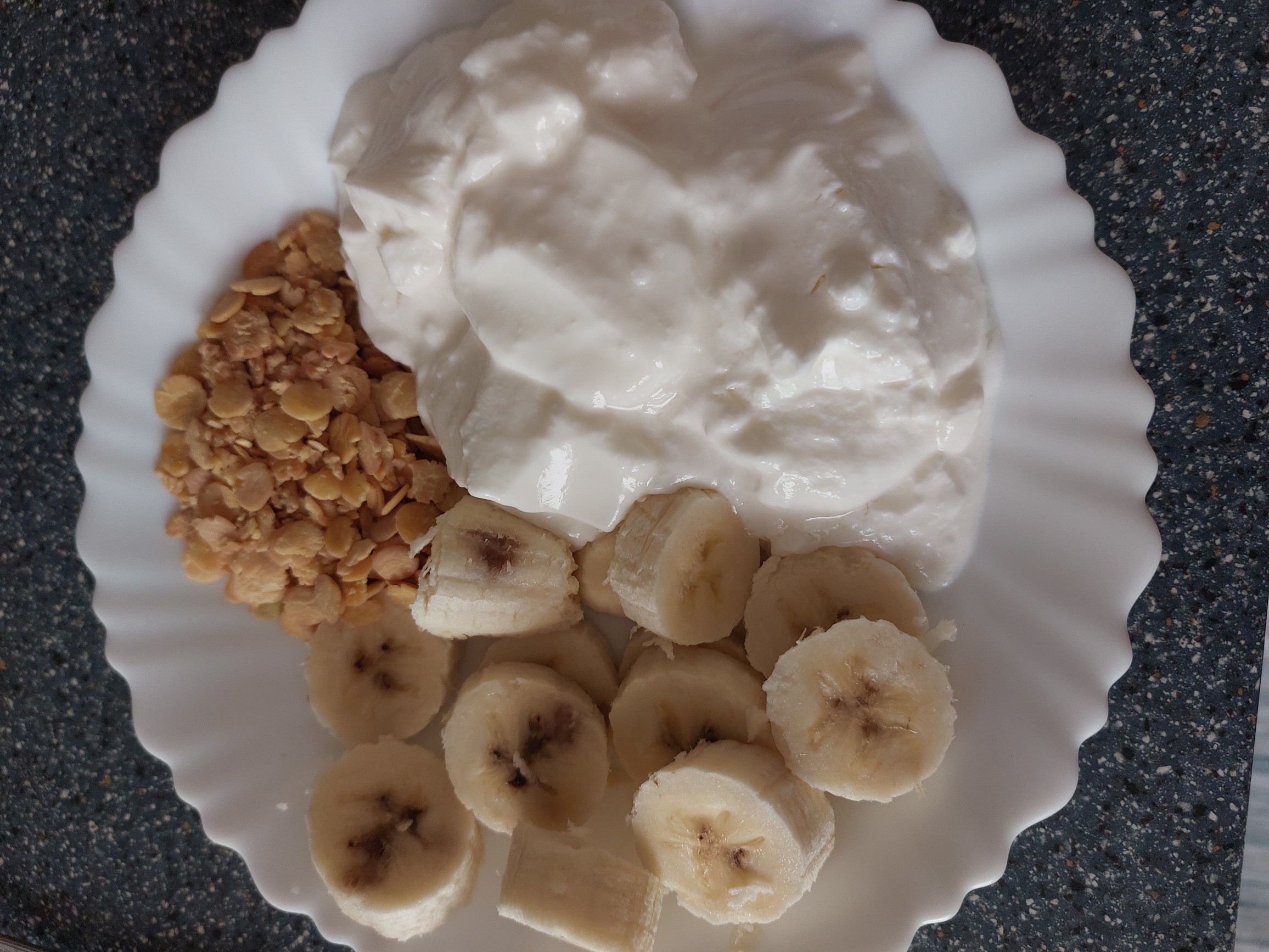 Joghurt mit Banane & Müsli