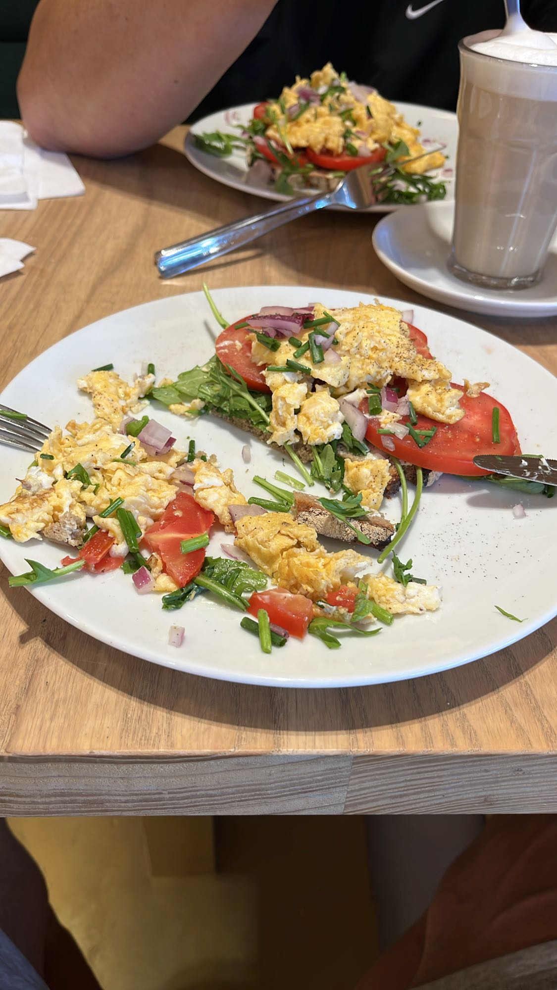 Jajecznica na chlebie z warzywami