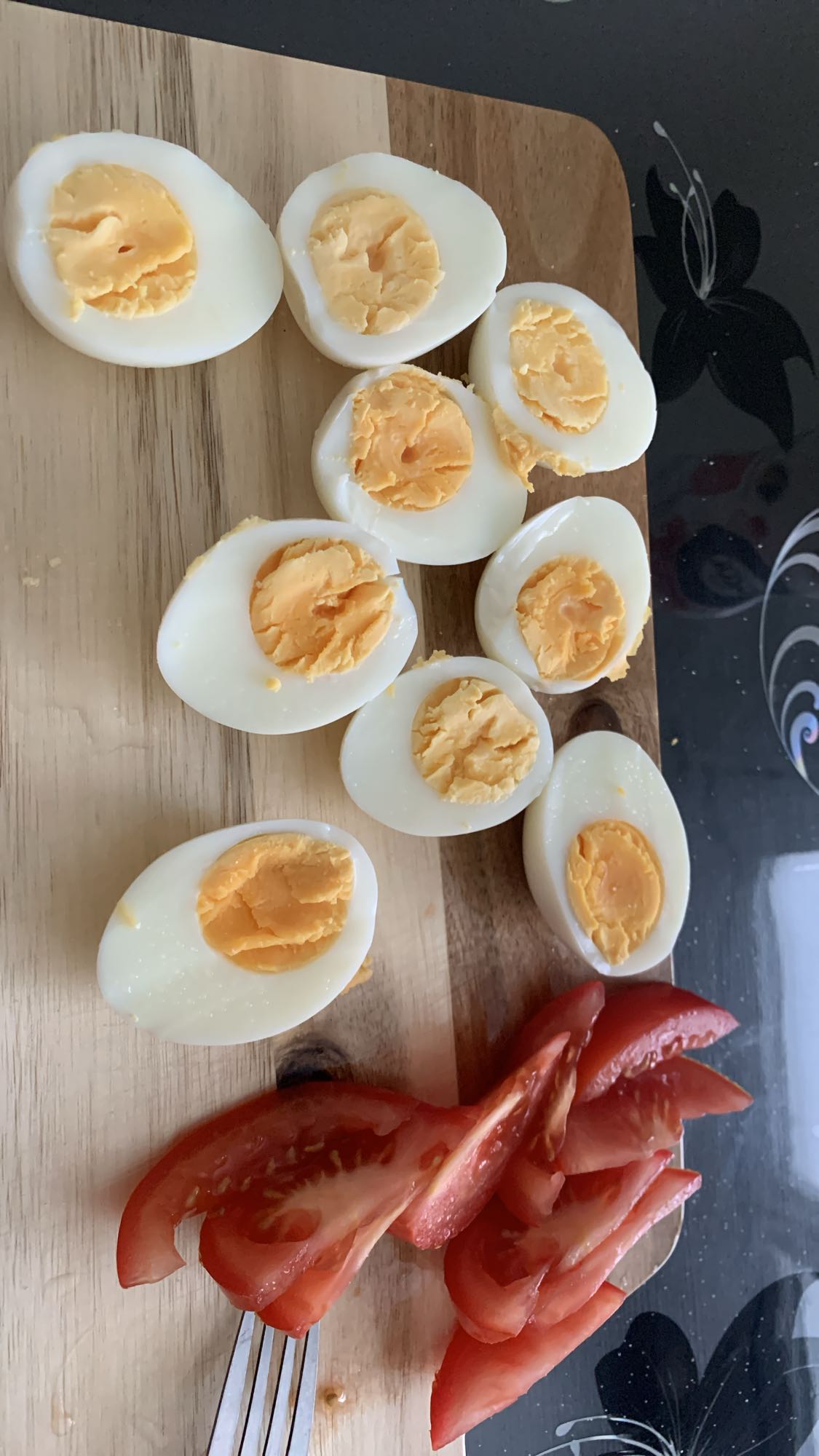 Kokta ägg med tomat