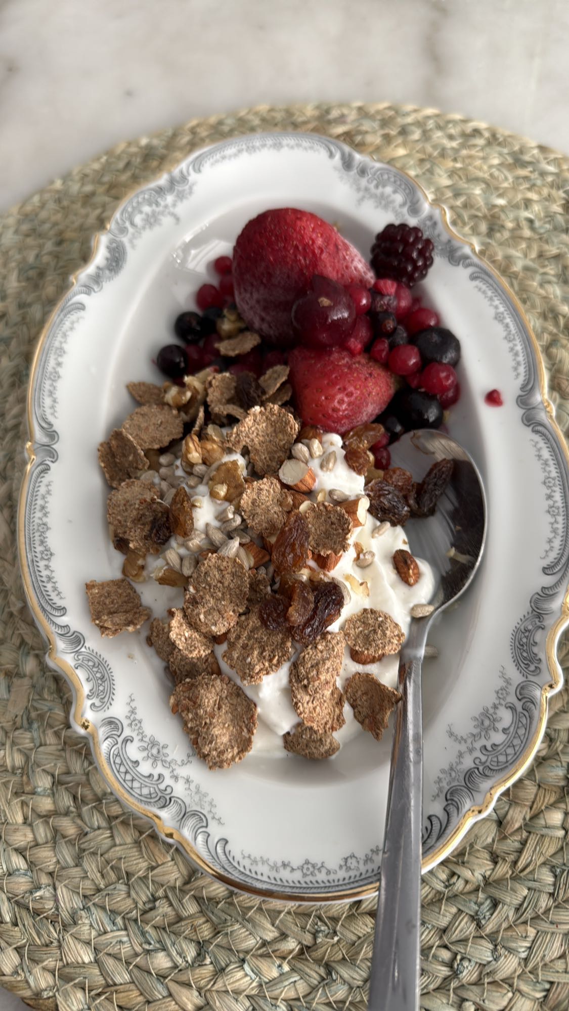 Yoghurt med bär & flingor