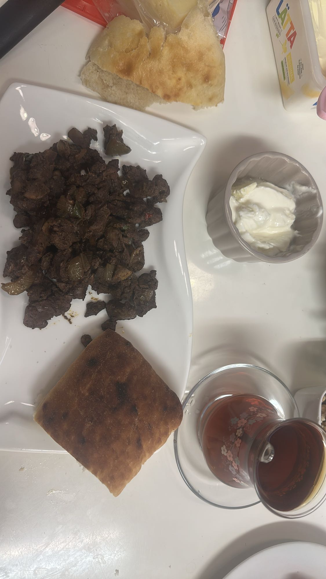 Levergryta med bröd och te