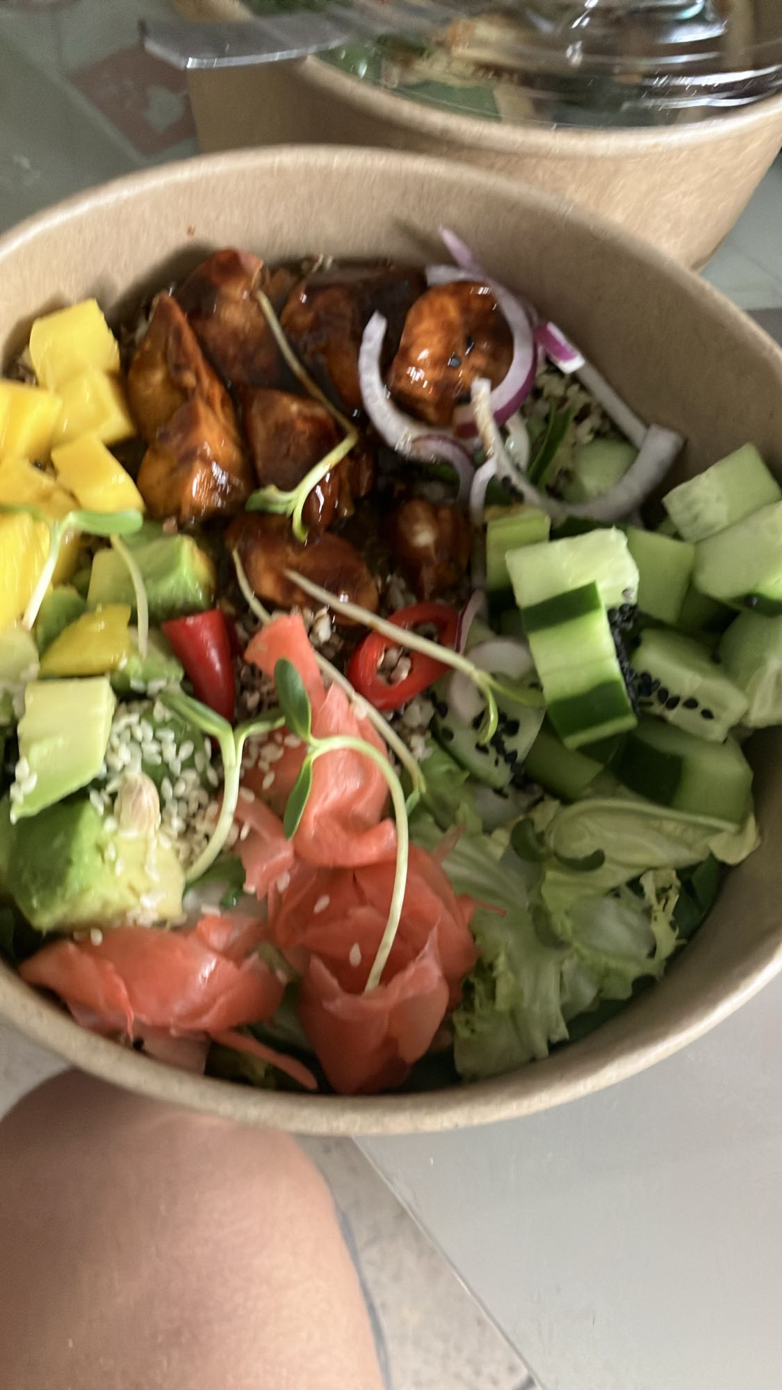 Miska z kurczakiem i mango