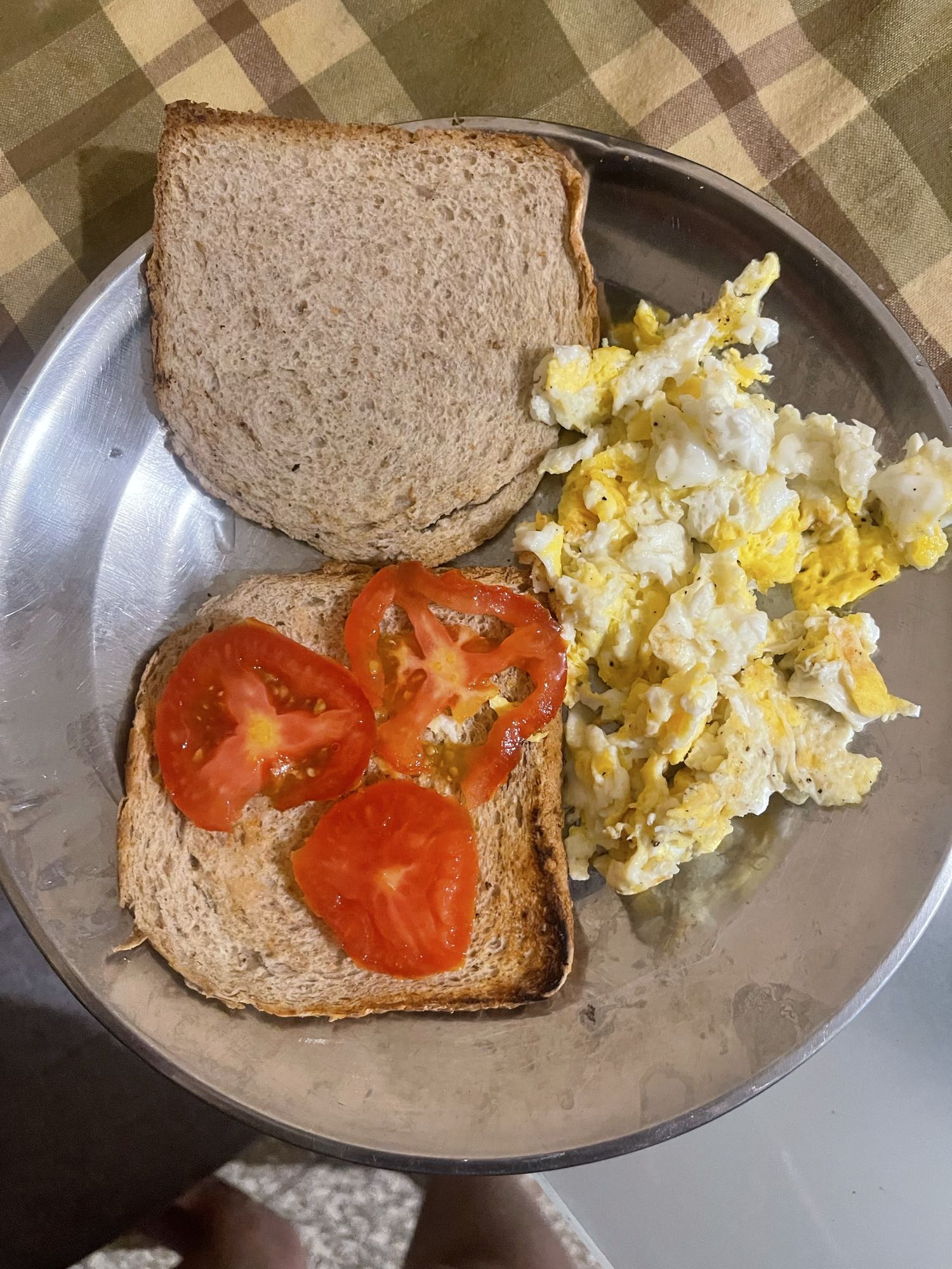 Tostadas con huevo y tomate