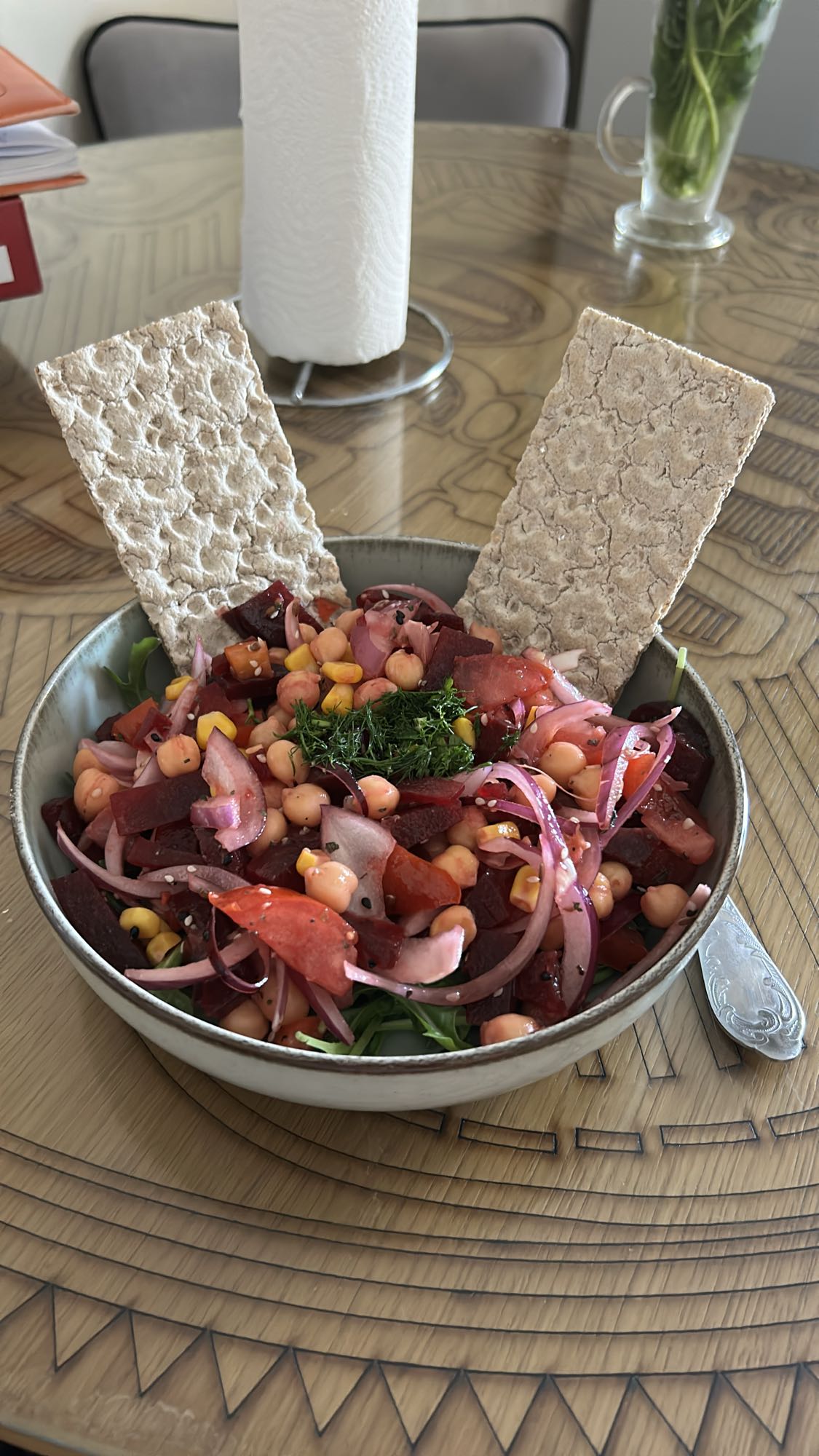 Salată cu legume și năut