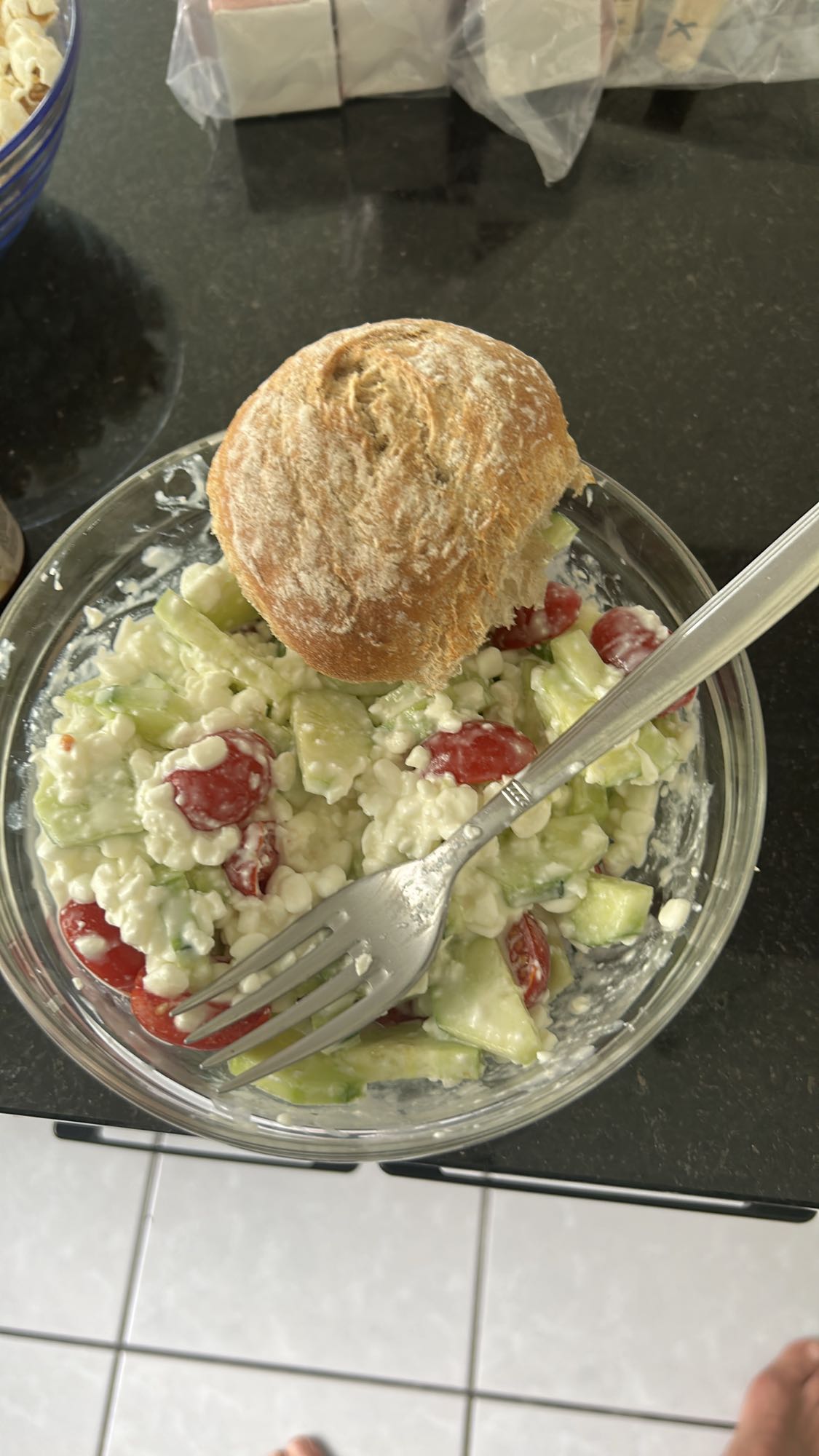 Hüttenkäse-Gemüse-Salat mit Brötchen