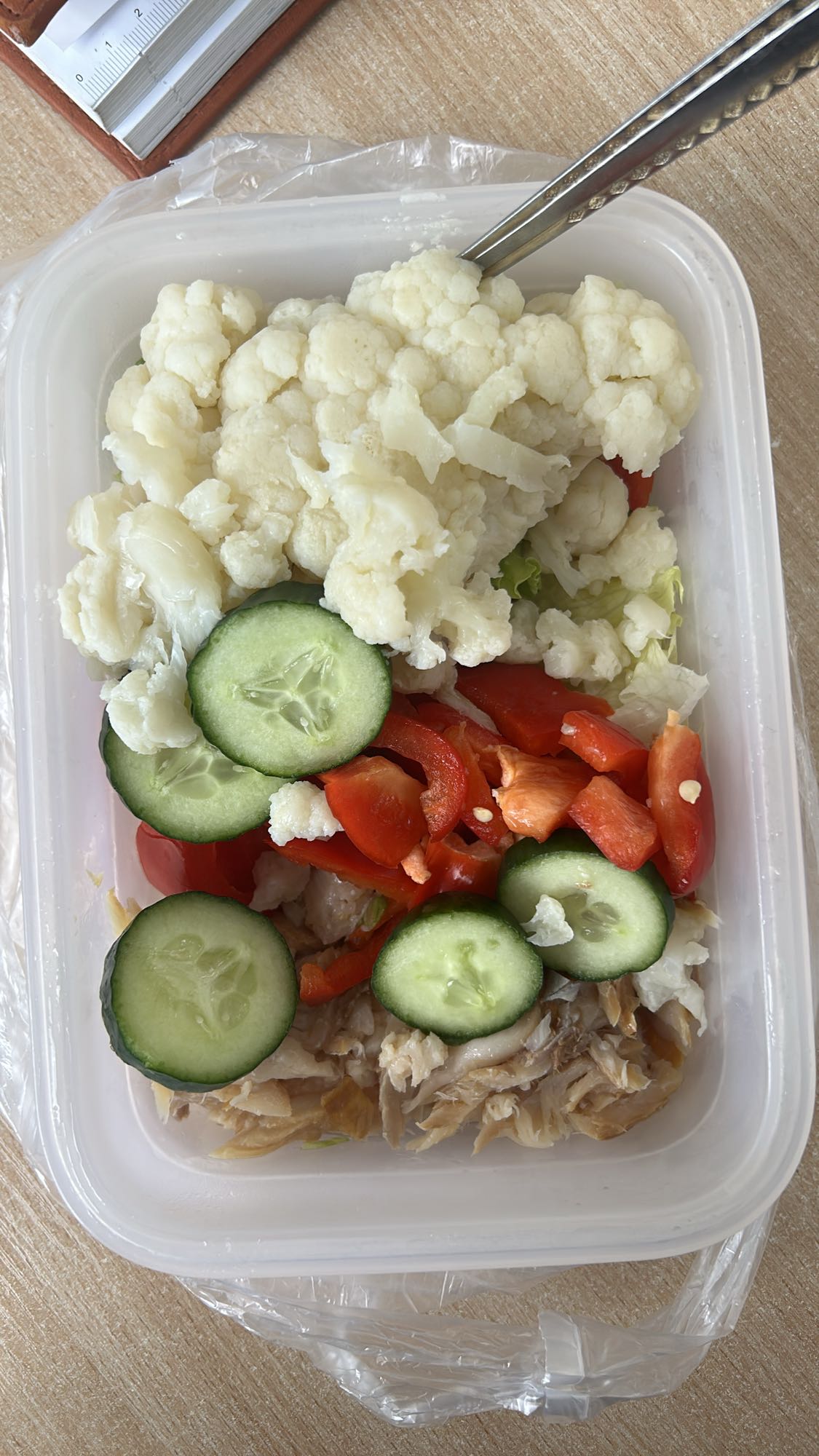 Sałatka z kalafiorem i rybą