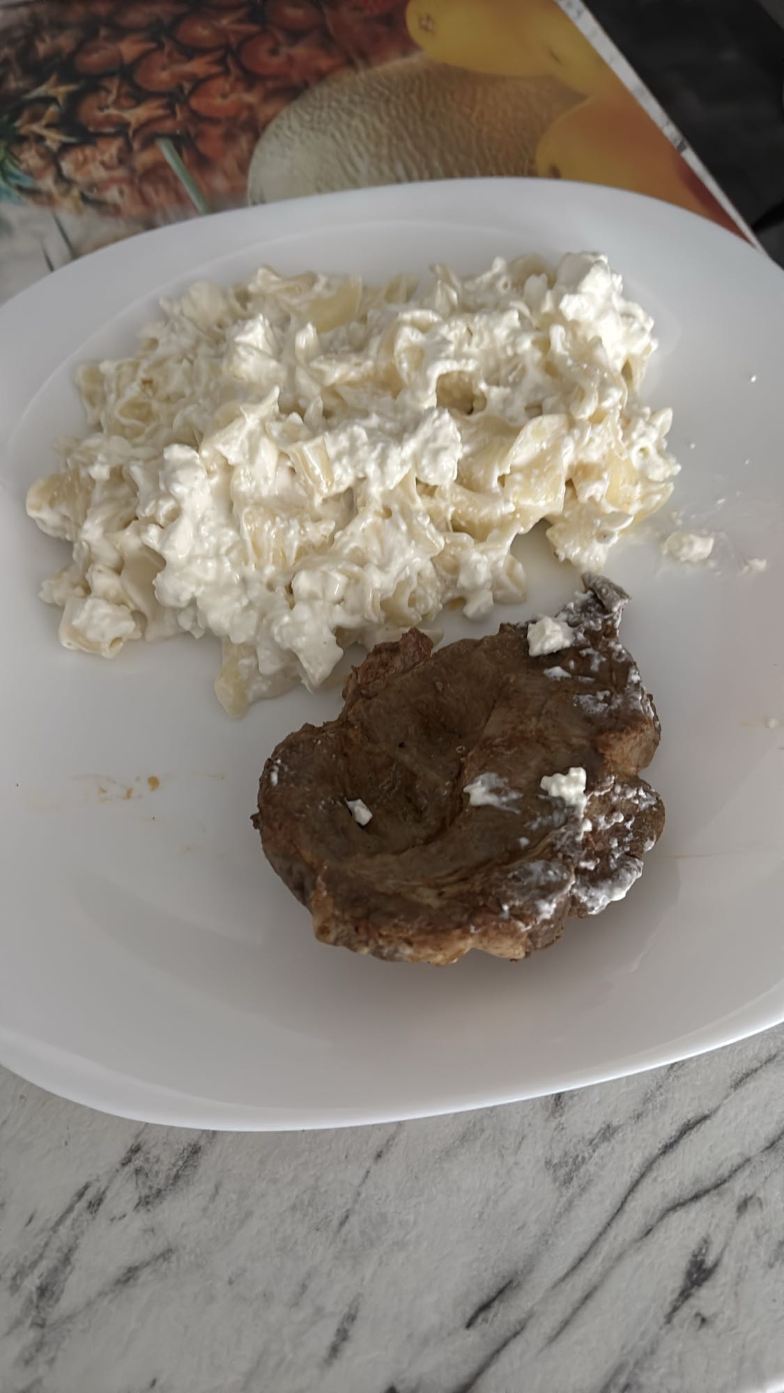 Pasta med gräddsås och kött