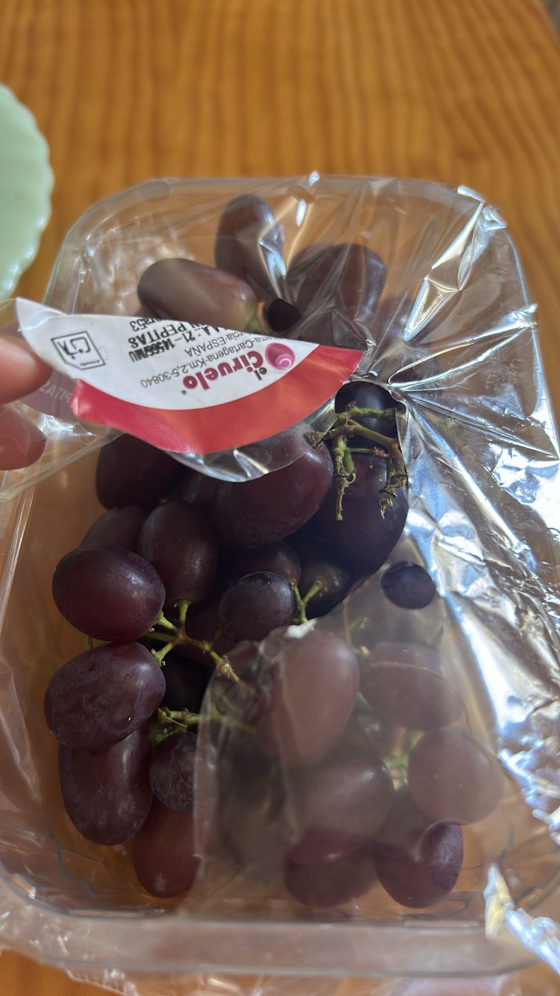 uvas rojas frescas