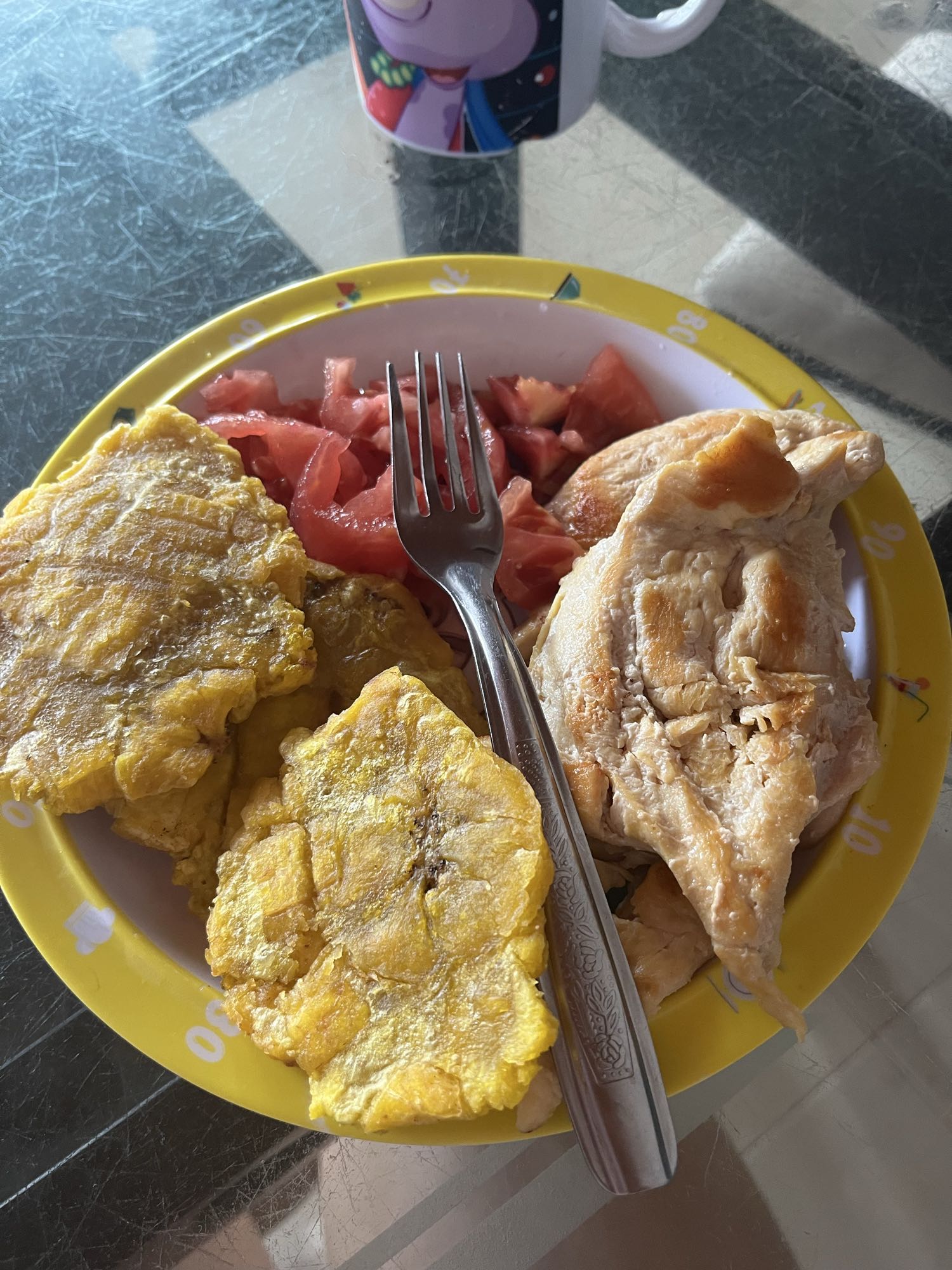 Pollo con plátano y tomate