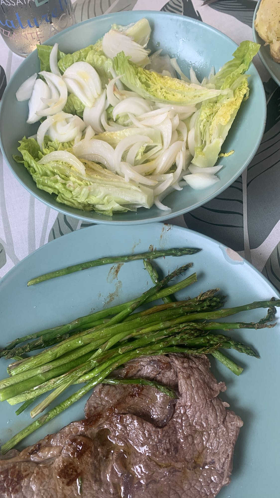 Ensalada y filete con espárragos