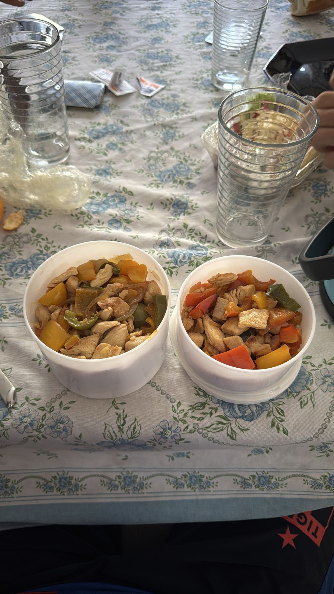 Pollo con pimientos y arroz blanco