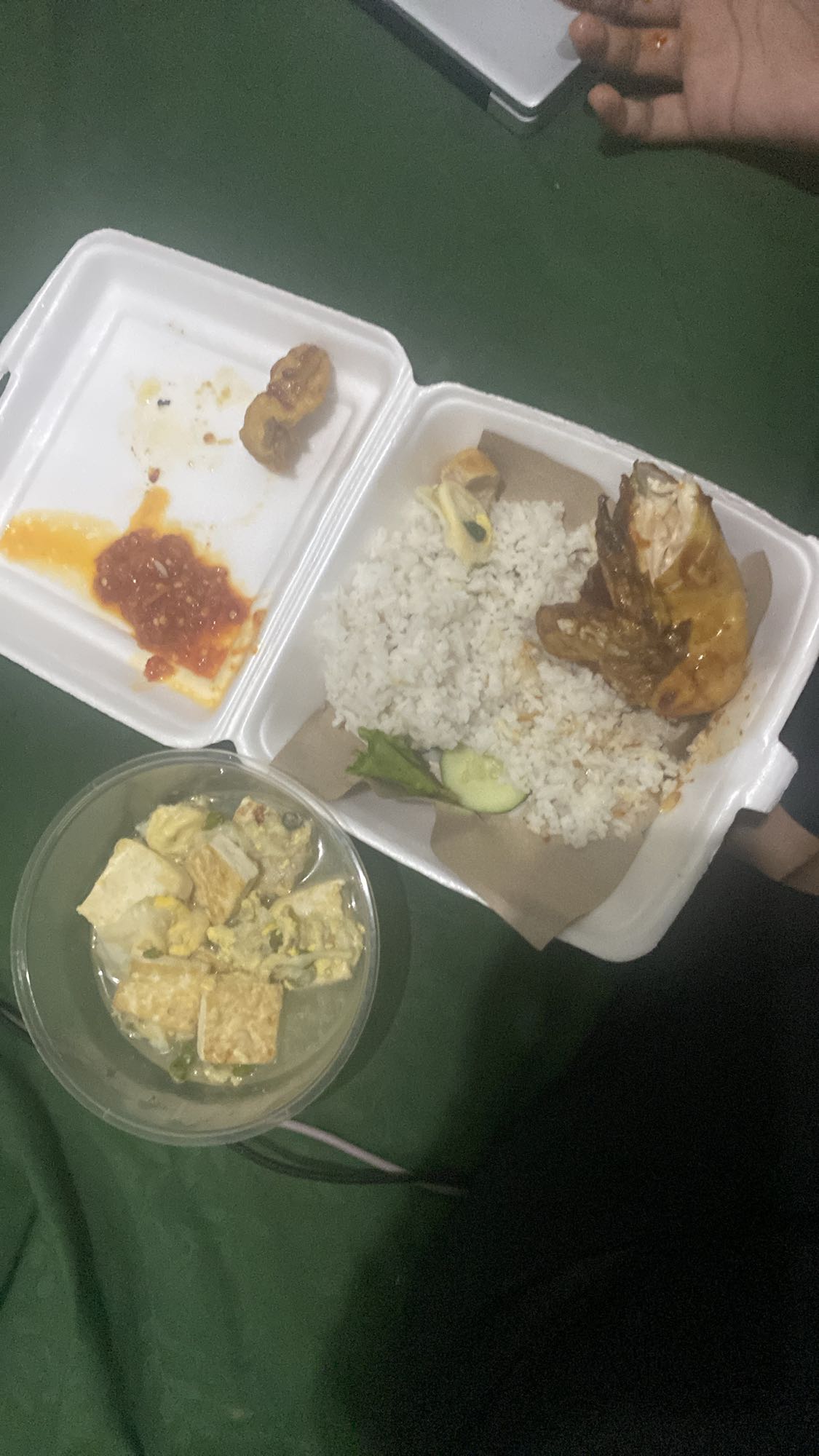 Nasi ayam dan sayur tahu