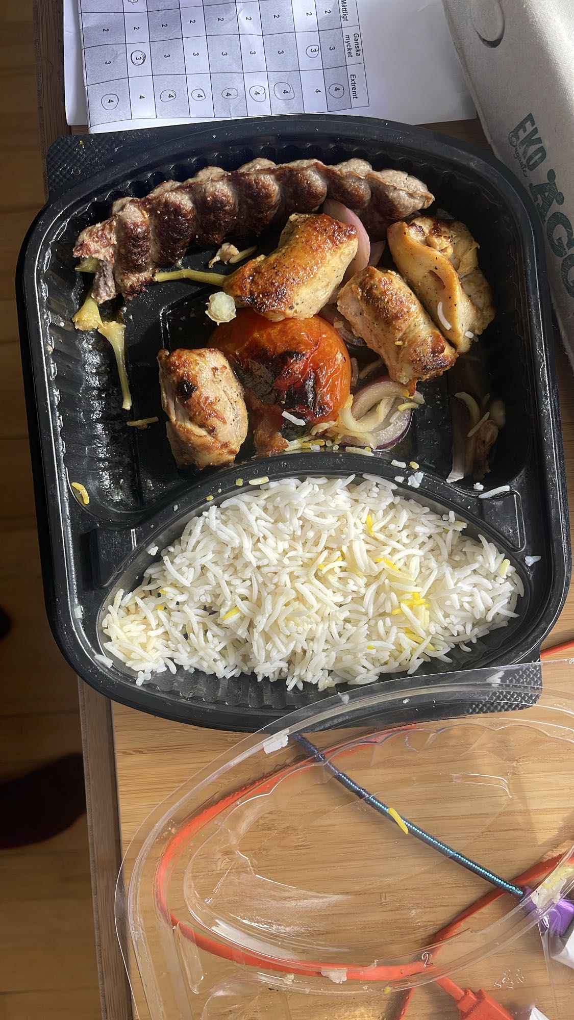 Kebab med ris och grönsaker