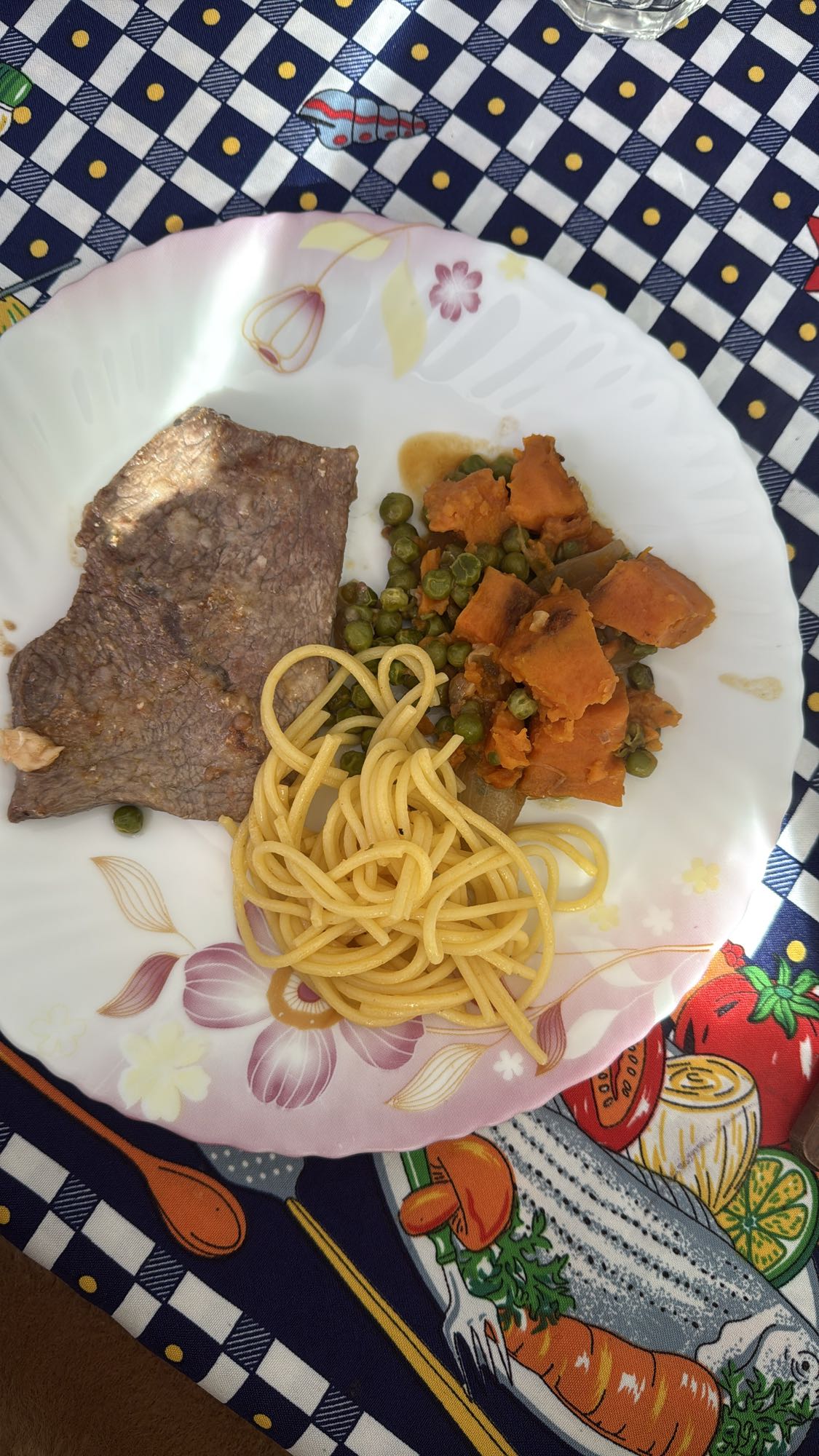 Bife, macarrão e legumes