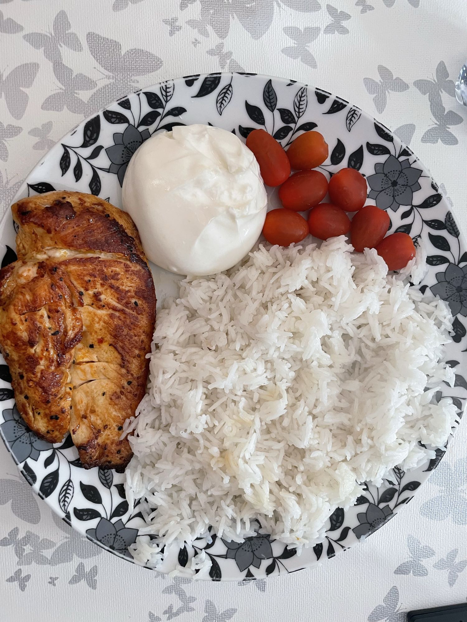 Gegrillte Hähnchenbrust mit Basmatireis und Burrata