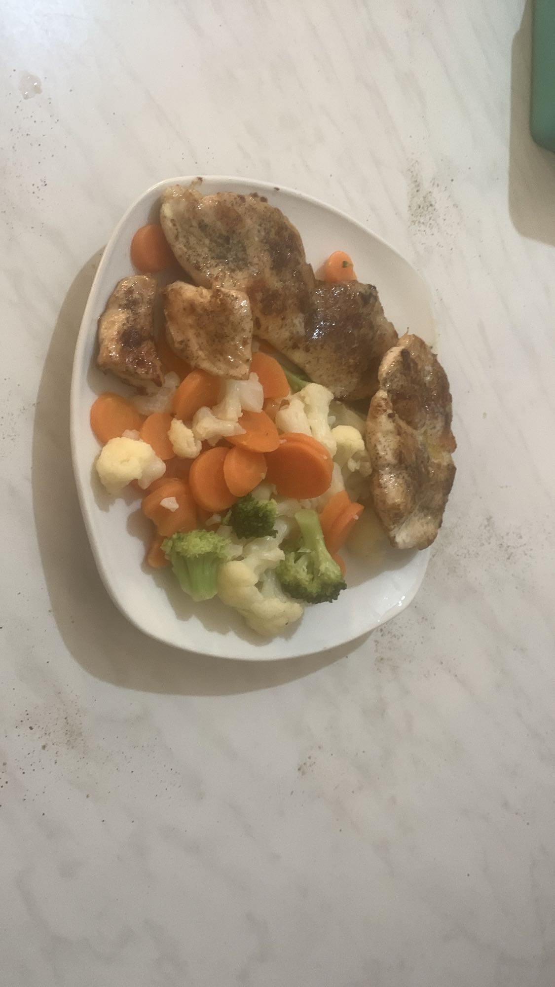 Piept de pui cu legume