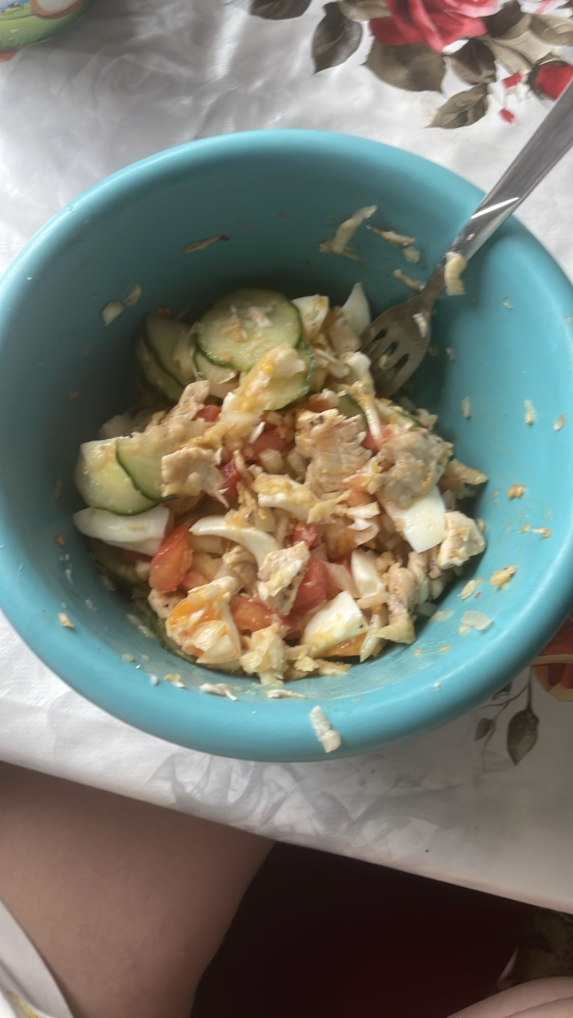 Salată cu pui și legume