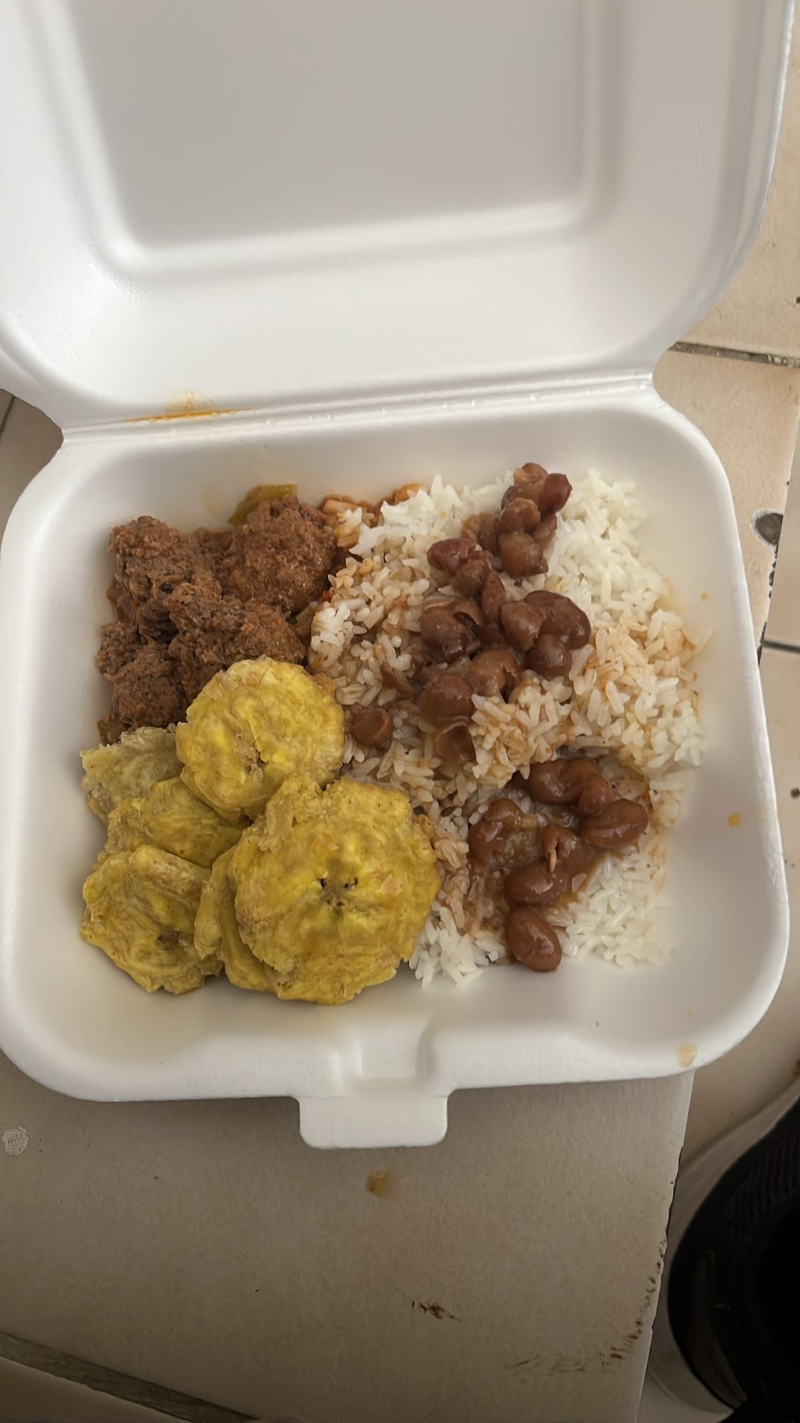 arroz, carne y tostones