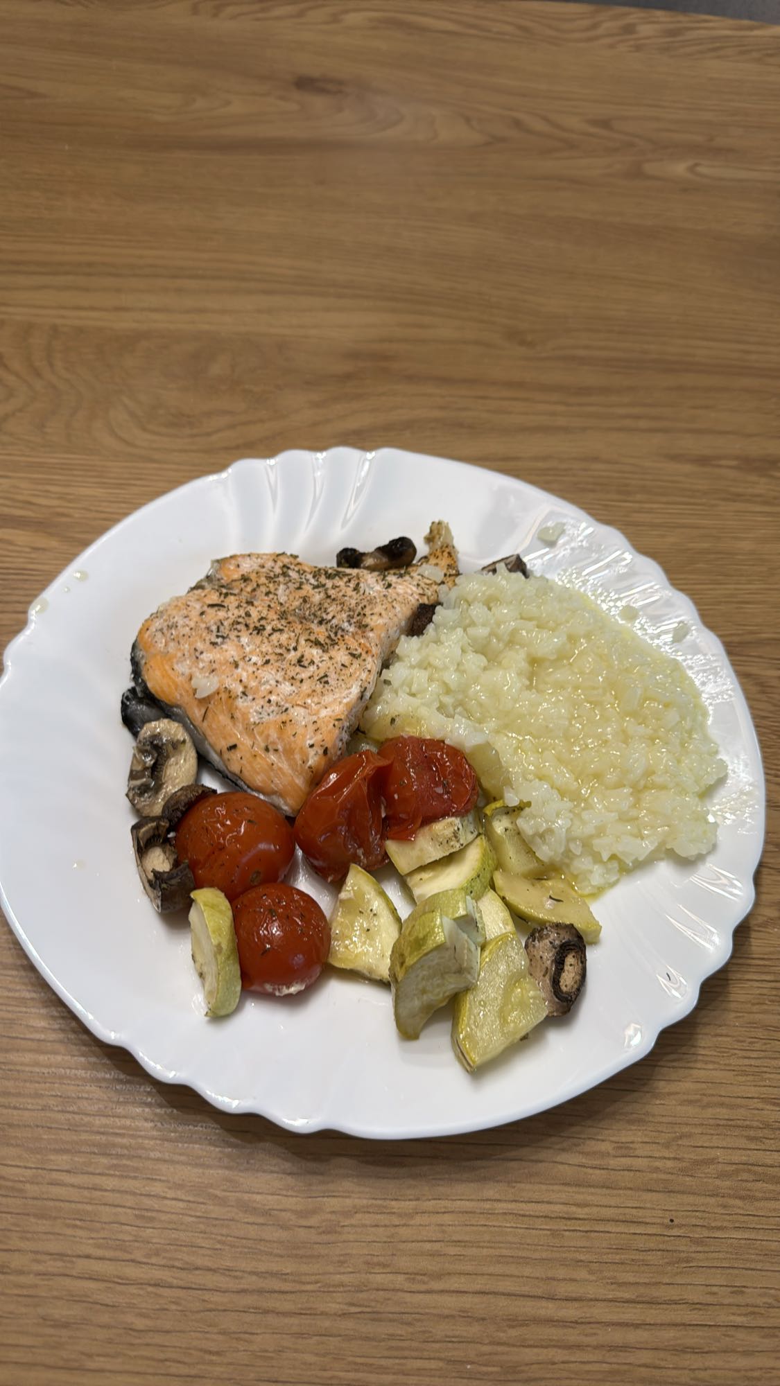 Somon cu legume și orez