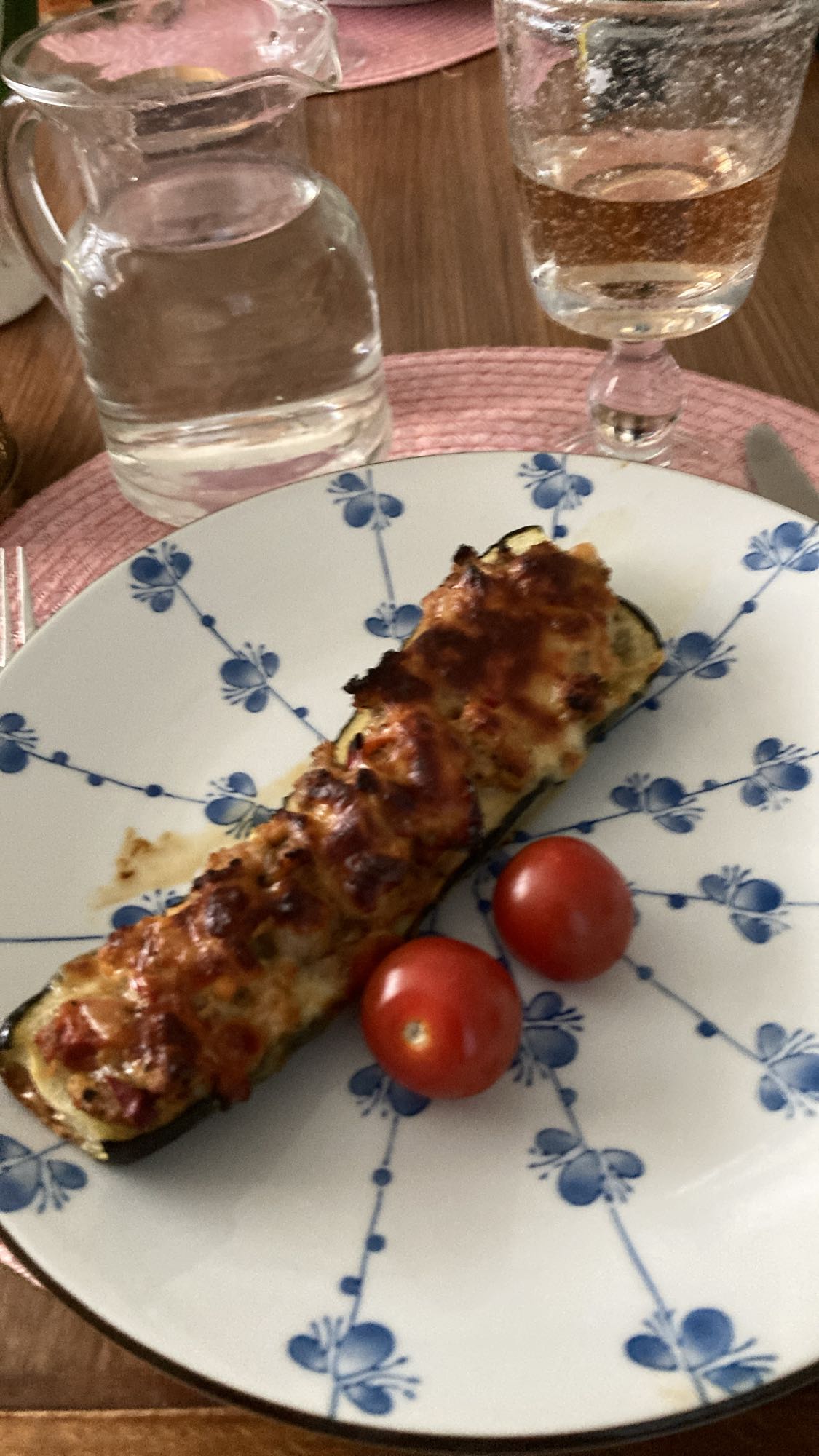 Fylld zucchini med tomat