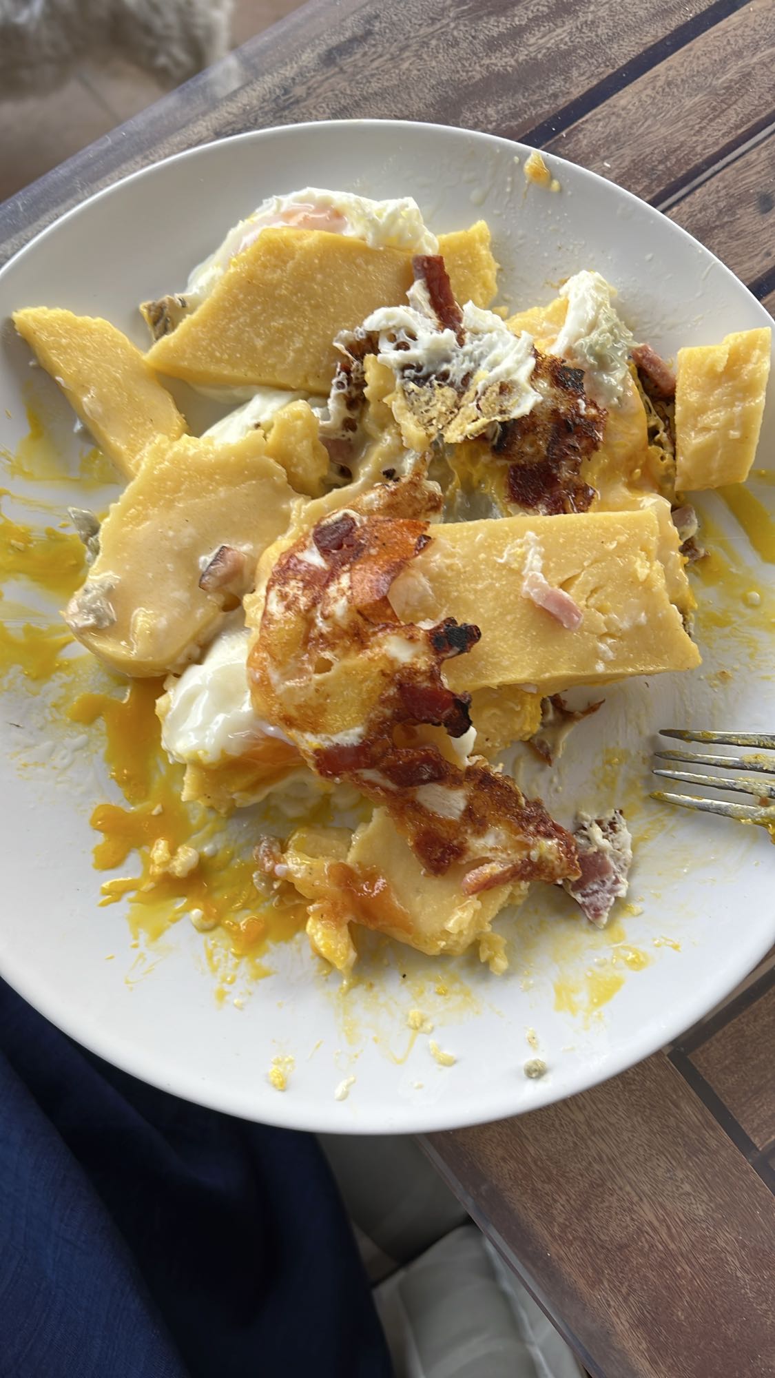 Mămăligă cu ou și bacon