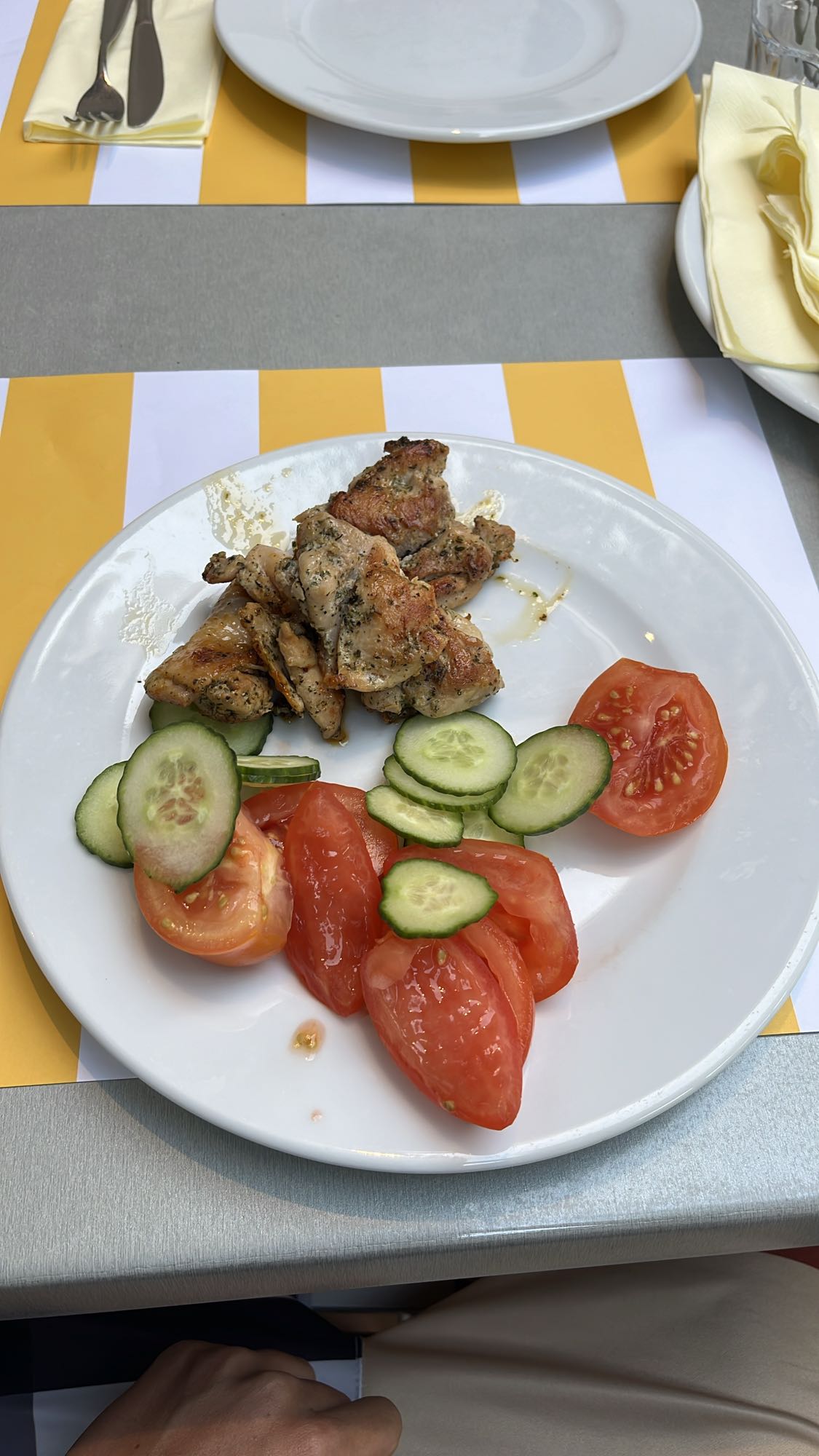 Pollo con verduras frescas