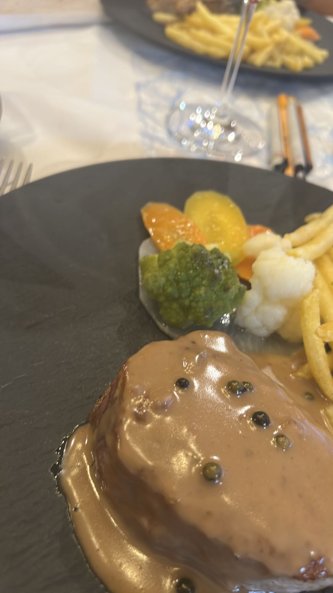 Filetto con verdure e patatine