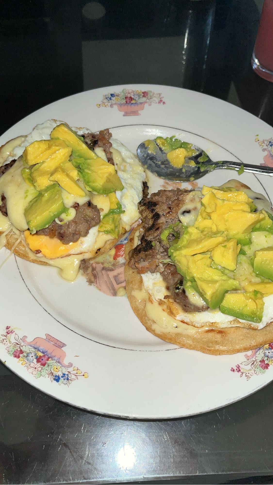 Tostadas con carne y aguacate