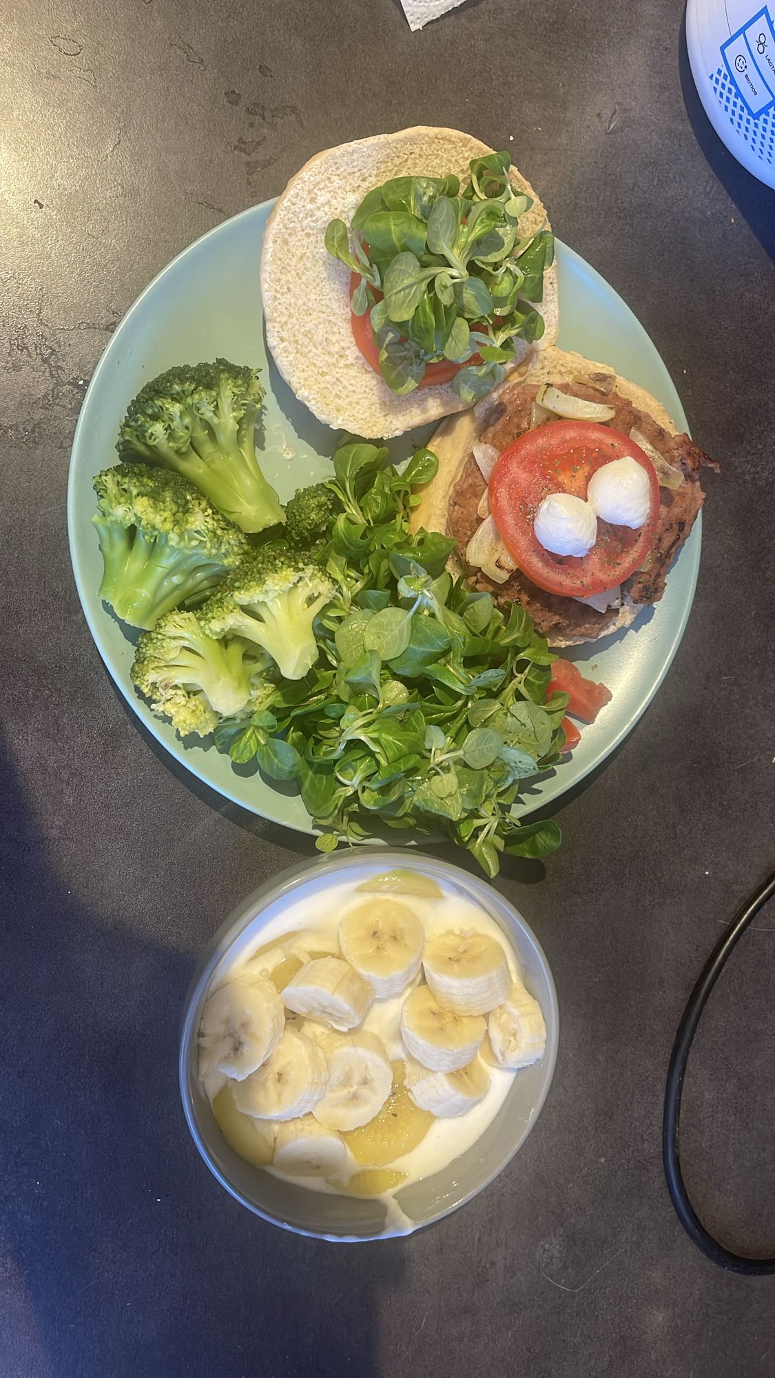 Burger et yaourt fruité