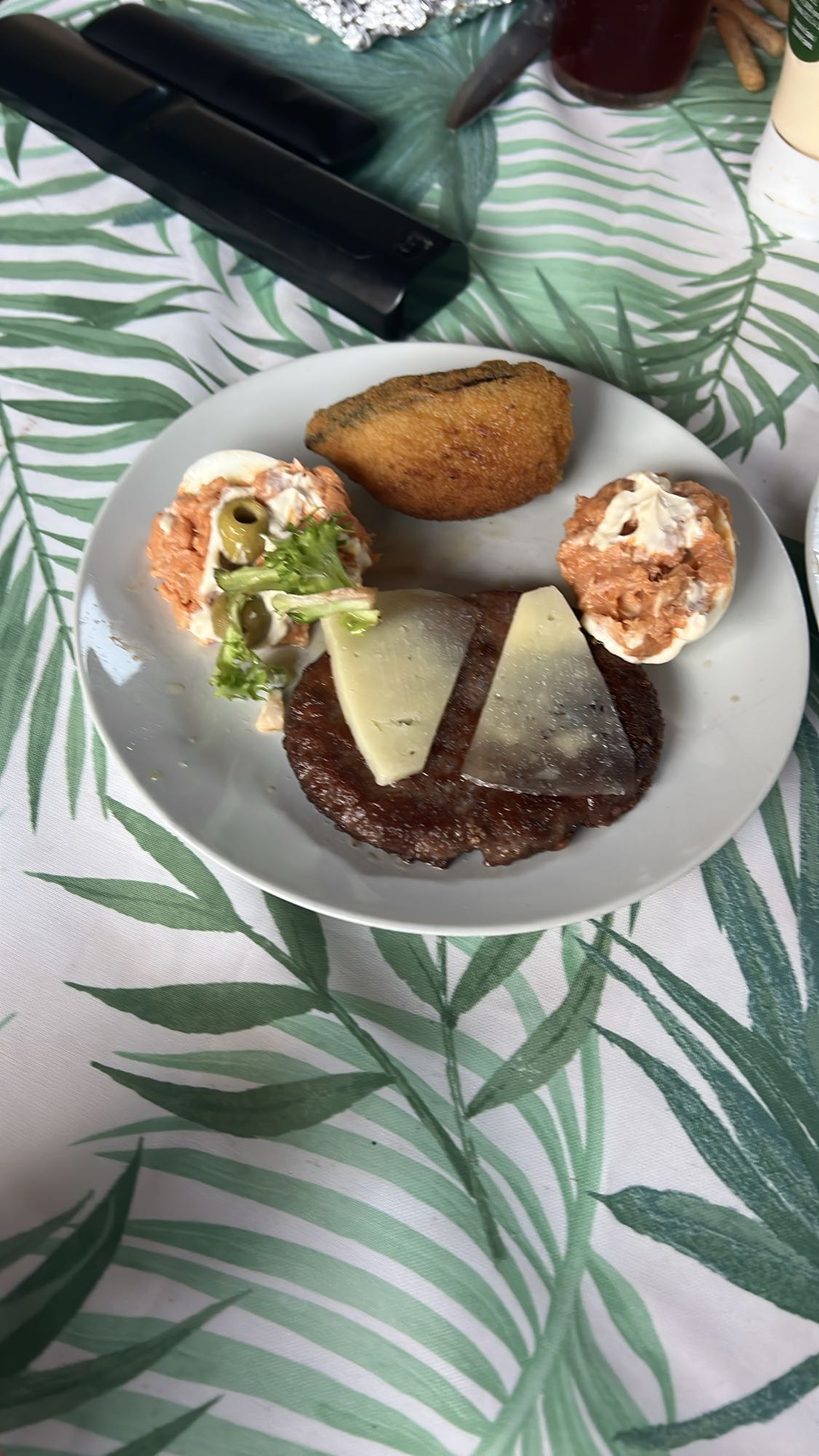 Plato mixto con carne y huevo