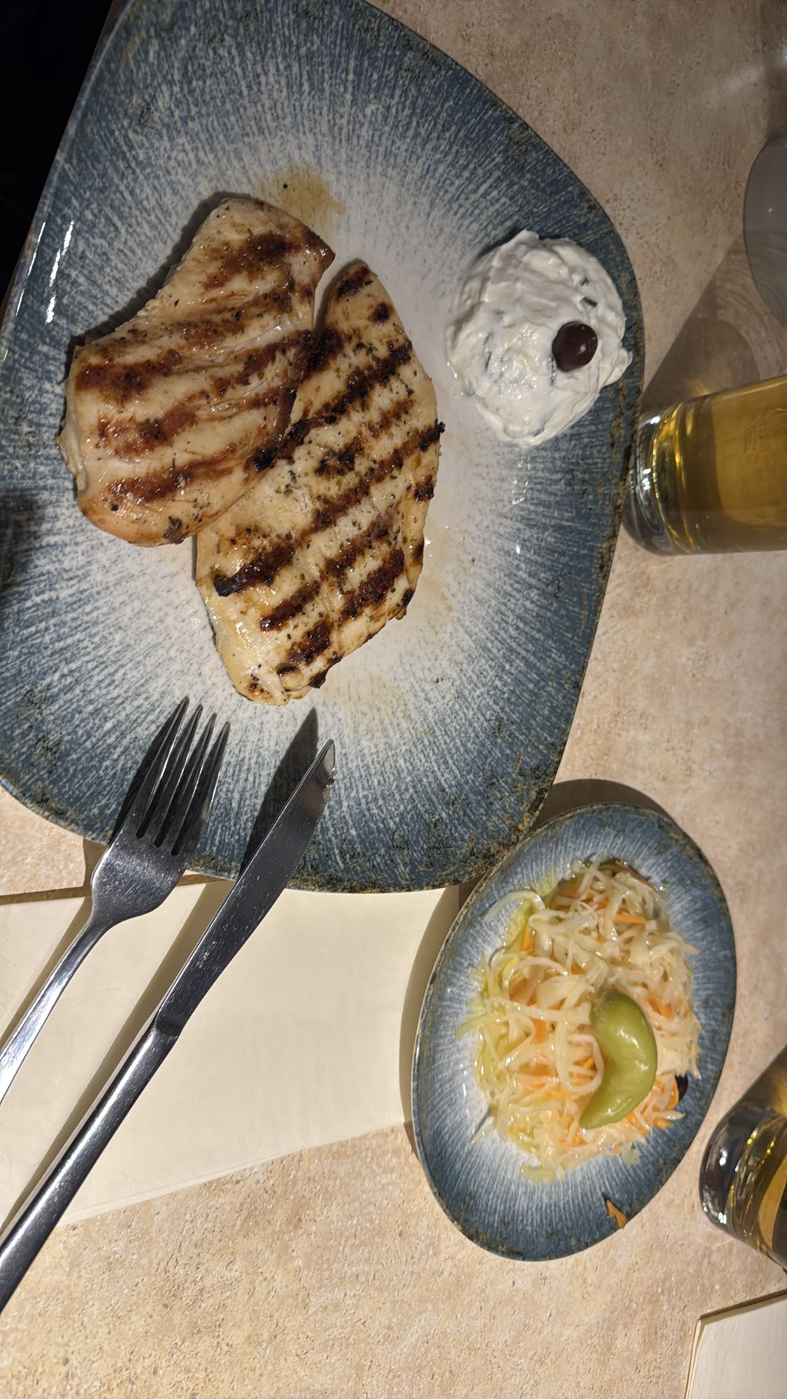 Gegrilltes Hähnchen mit Salat