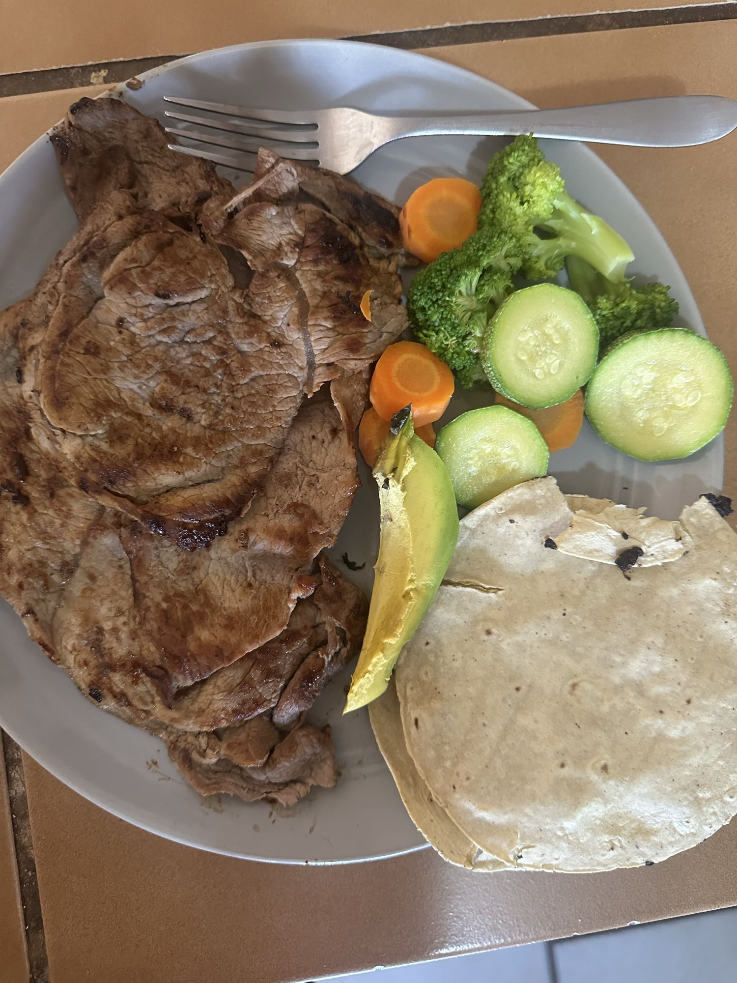 Carne asada con verduras