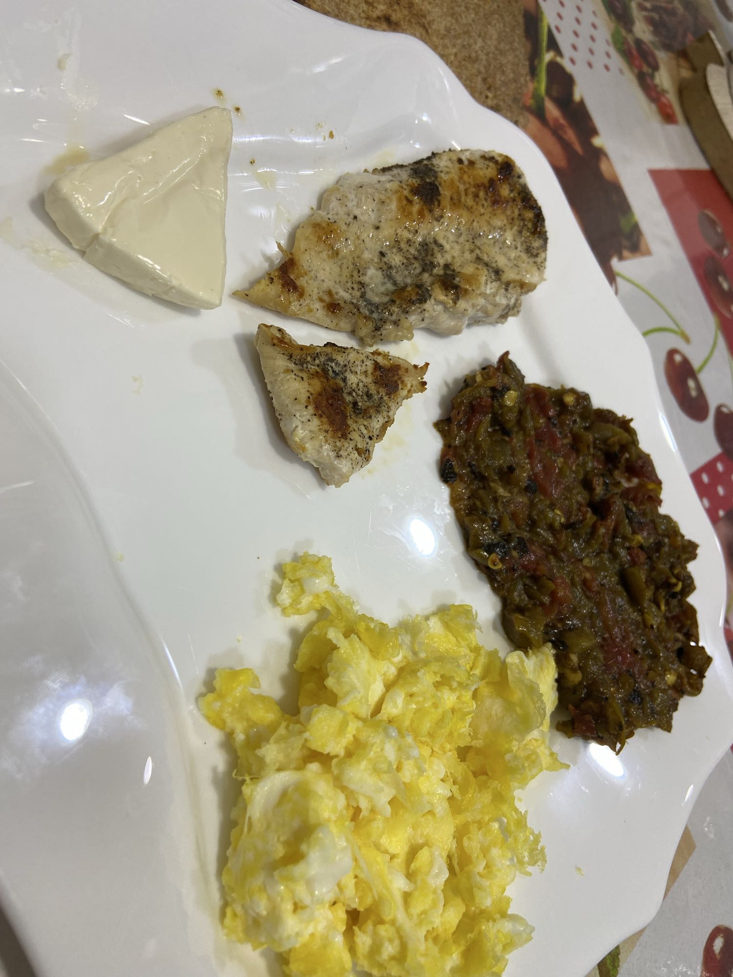 Poulet et œufs brouillés