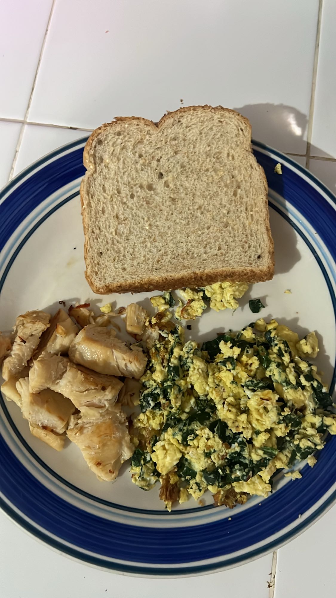 Pollo con huevo y pan