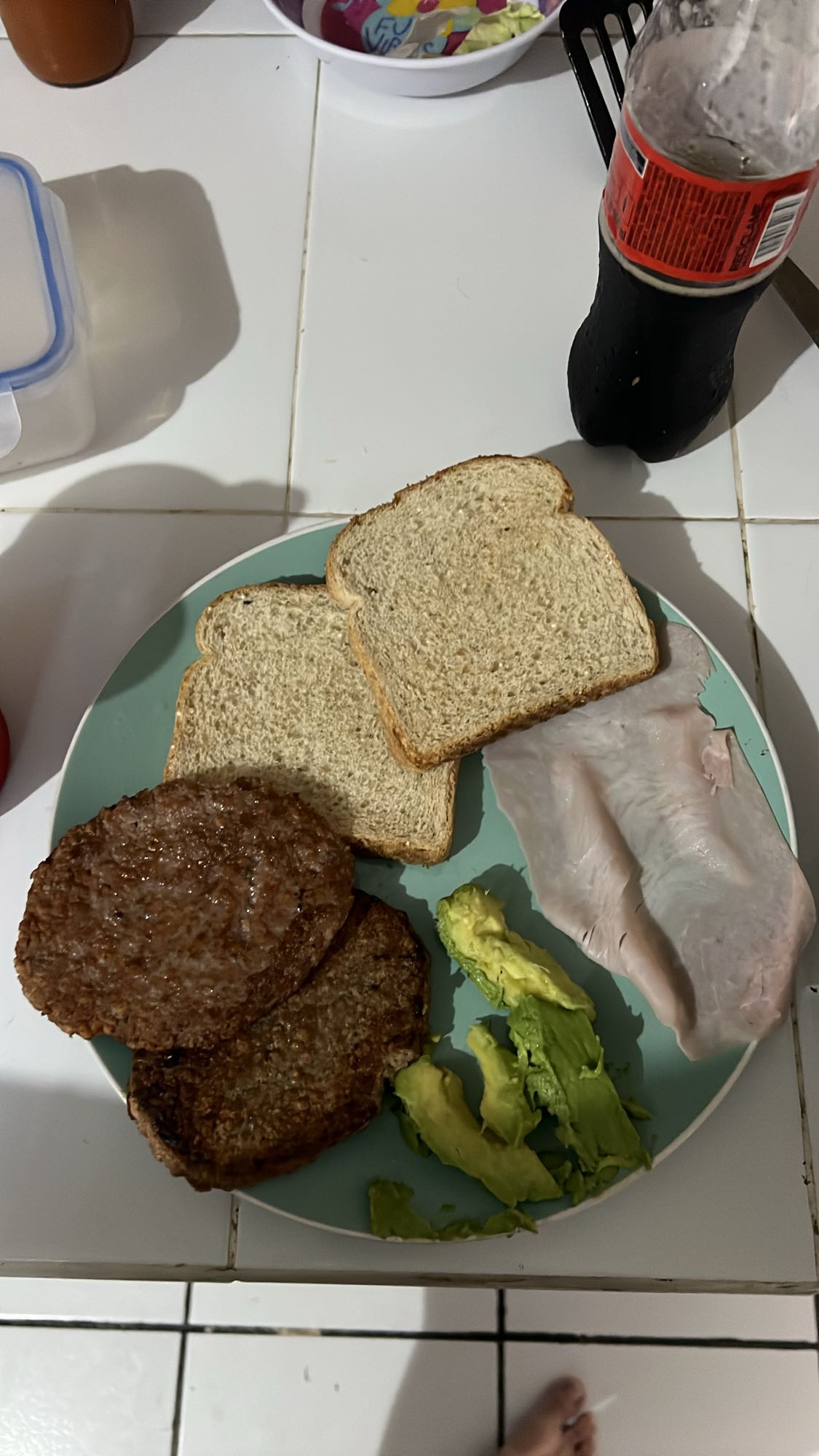 Sándwich con carne y aguacate