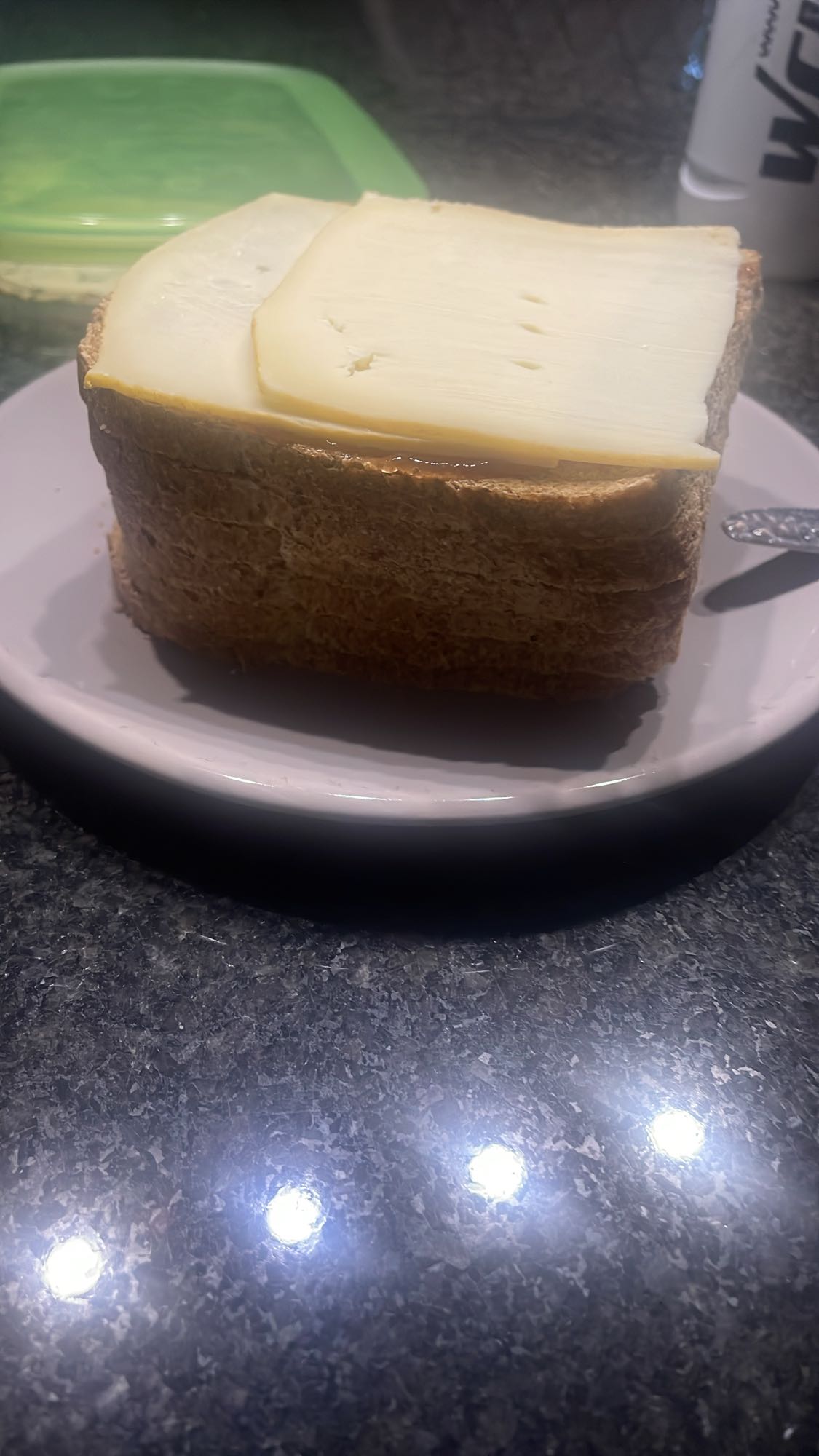 6 volkoren boterhammen met aardbeien confituur en Pere Joseph kaas