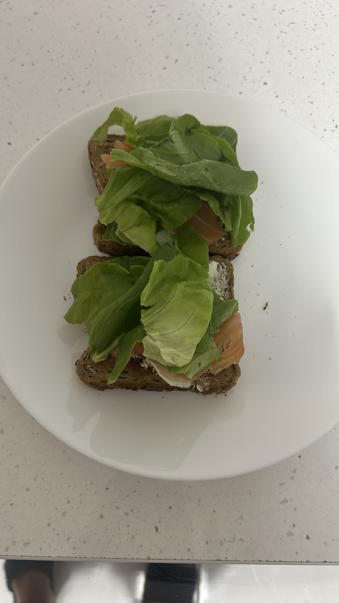 Sandviș cu somon și salată