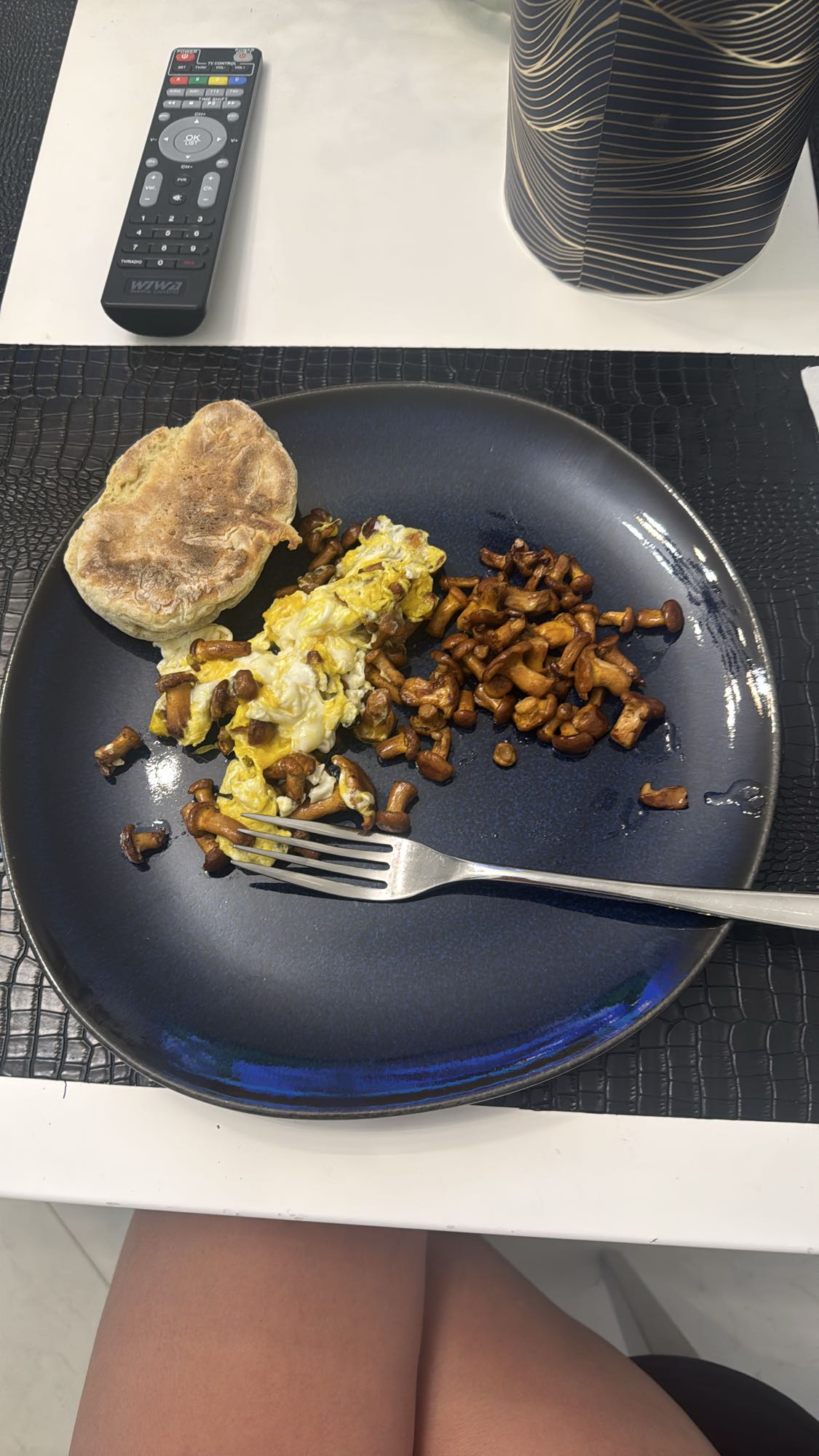 Jajecznica z grzybami i bułką