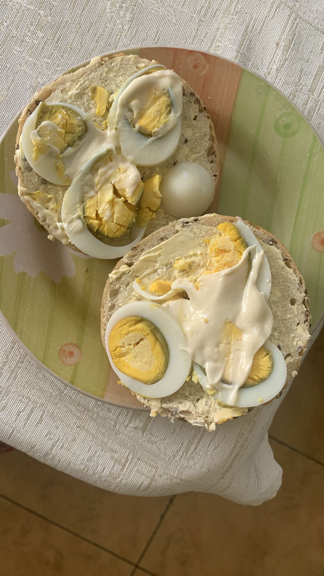 Bułka z jajkiem i majonezem